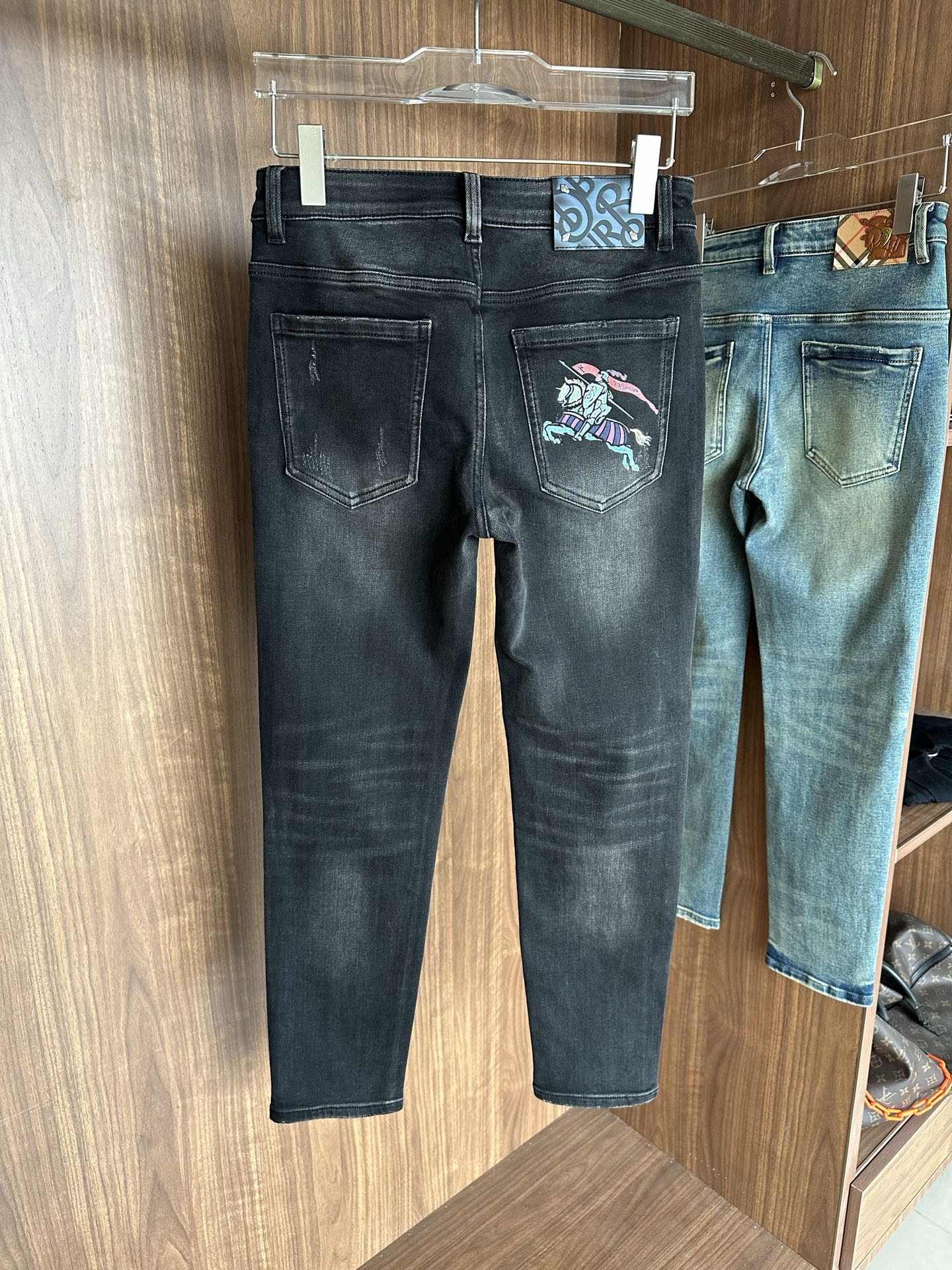 专柜🆕2025秋冬设计推荐 热卖牛仔裤🆕柔软亲肤面料 奢华头层牛皮腰牌 经典蓝洗水 专柜限量款 奢华感订