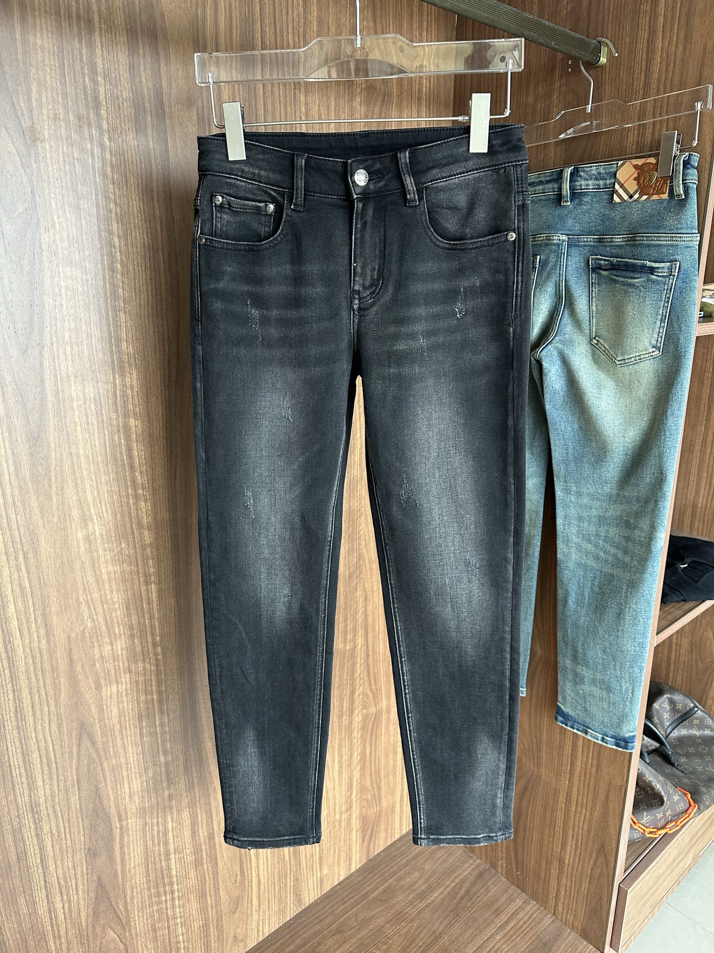 专柜🆕2025秋冬设计推荐 热卖牛仔裤🆕柔软亲肤面料 奢华头层牛皮腰牌 经典蓝洗水 专柜限量款 奢华感订