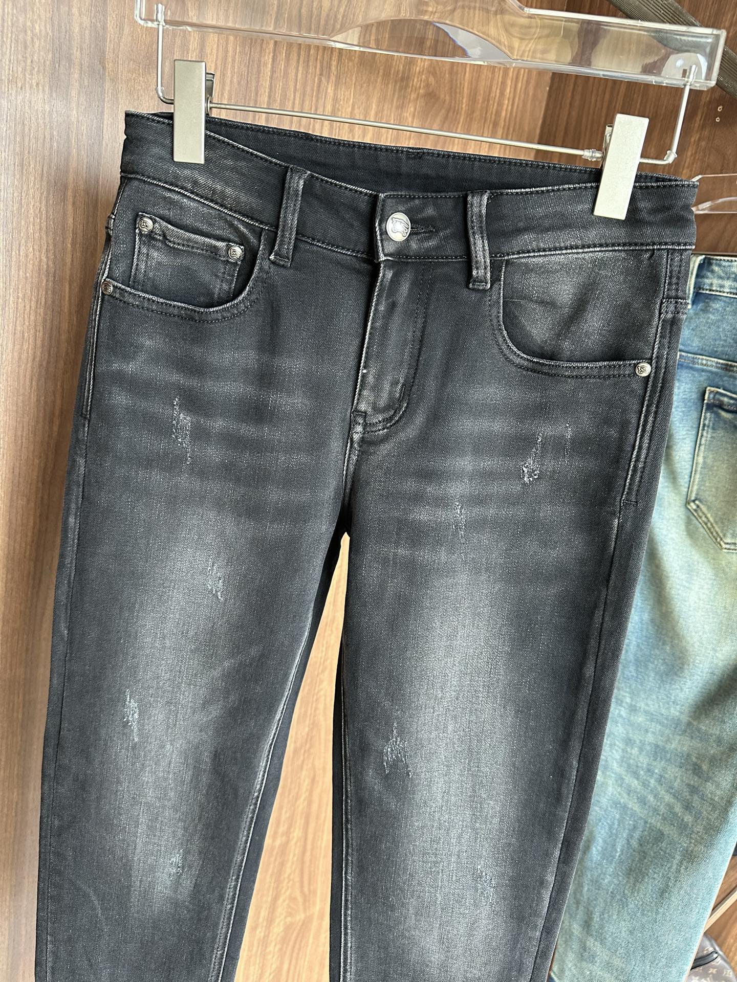 专柜🆕2025秋冬设计推荐 热卖牛仔裤🆕柔软亲肤面料 奢华头层牛皮腰牌 经典蓝洗水 专柜限量款 奢华感订