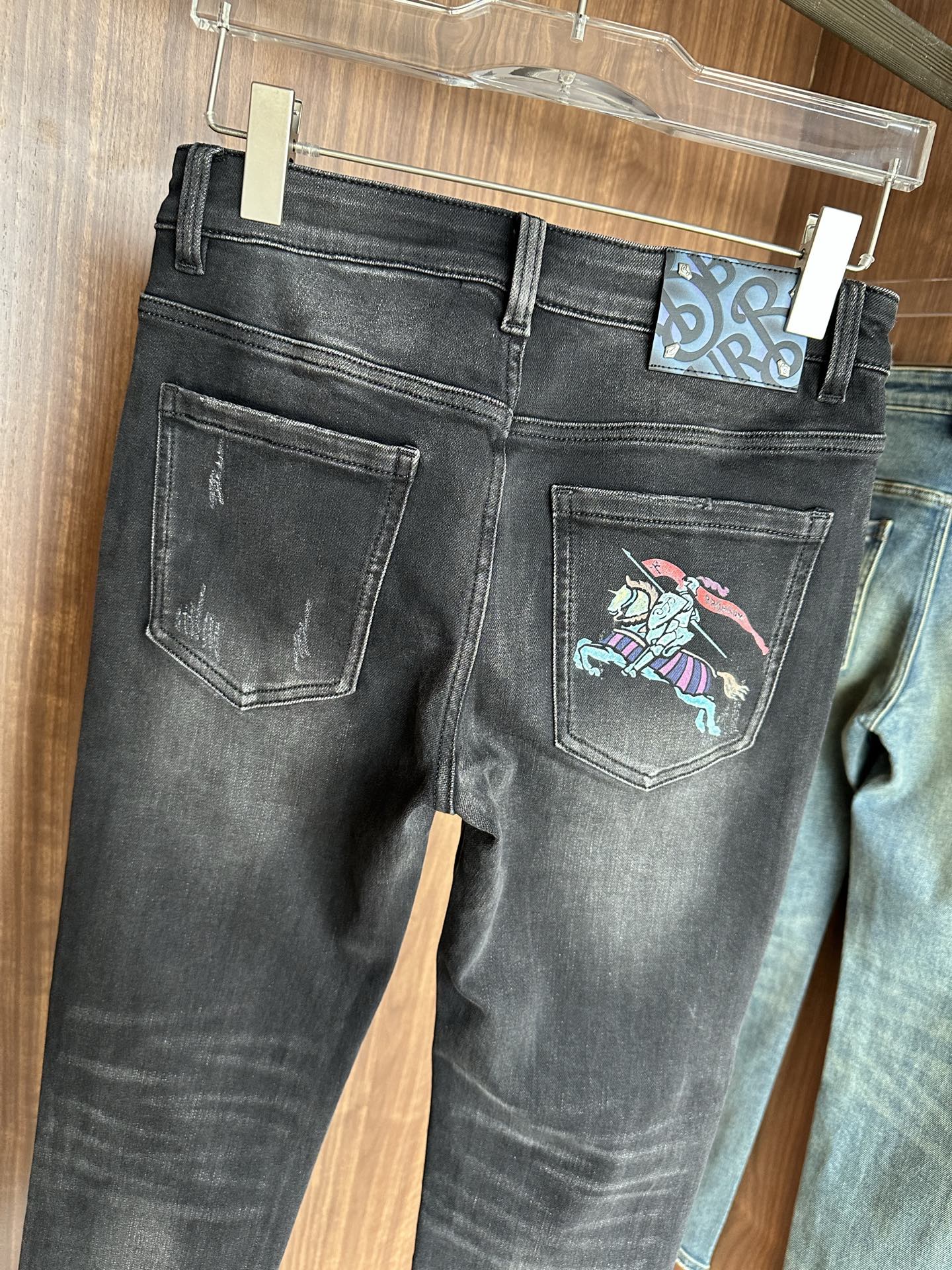 专柜🆕2025秋冬设计推荐 热卖牛仔裤🆕柔软亲肤面料 奢华头层牛皮腰牌 经典蓝洗水 专柜限量款 奢华感订