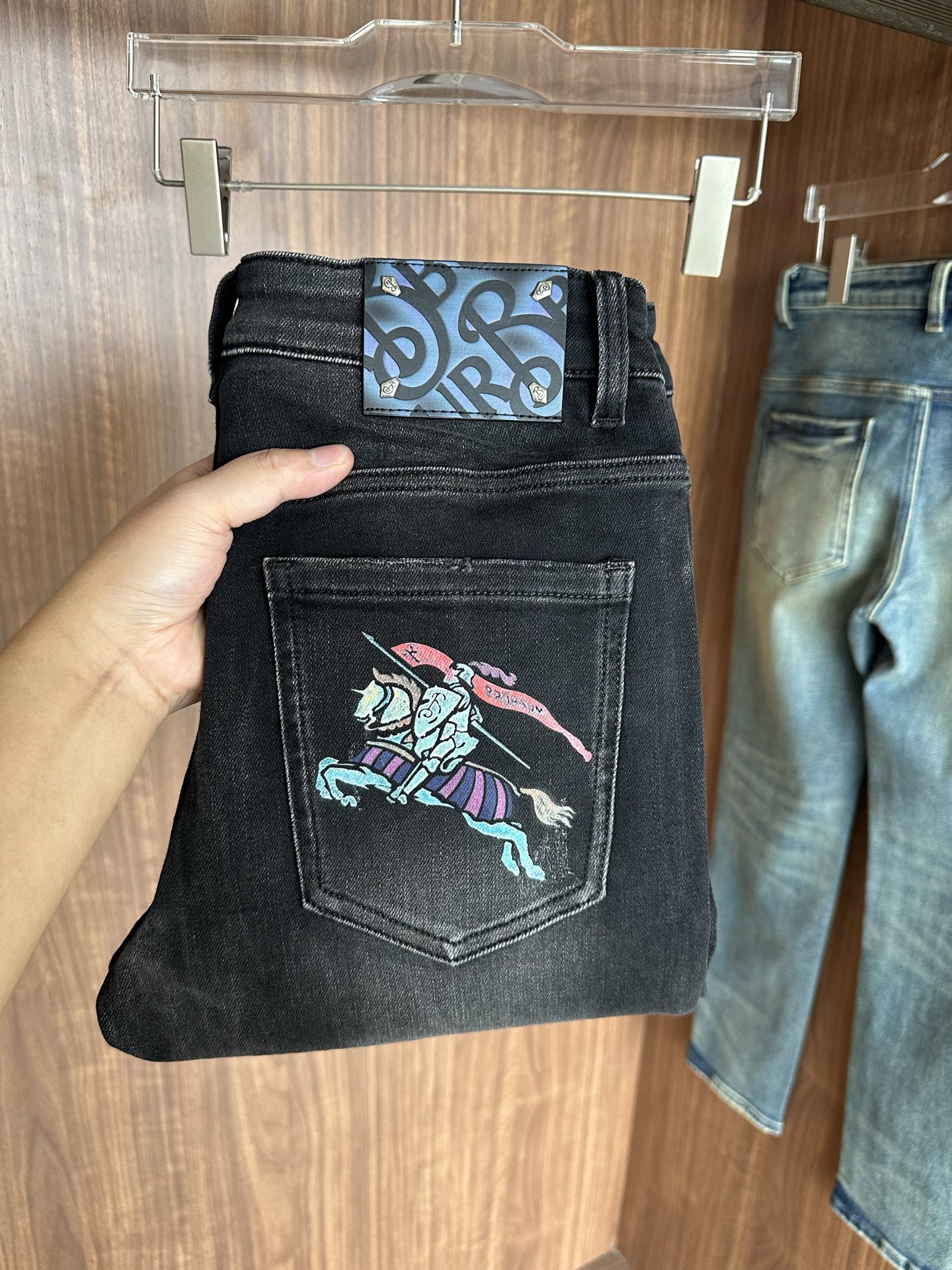 专柜🆕2025秋冬设计推荐 热卖牛仔裤🆕柔软亲肤面料 奢华头层牛皮腰牌 经典蓝洗水 专柜限量款 奢华感订