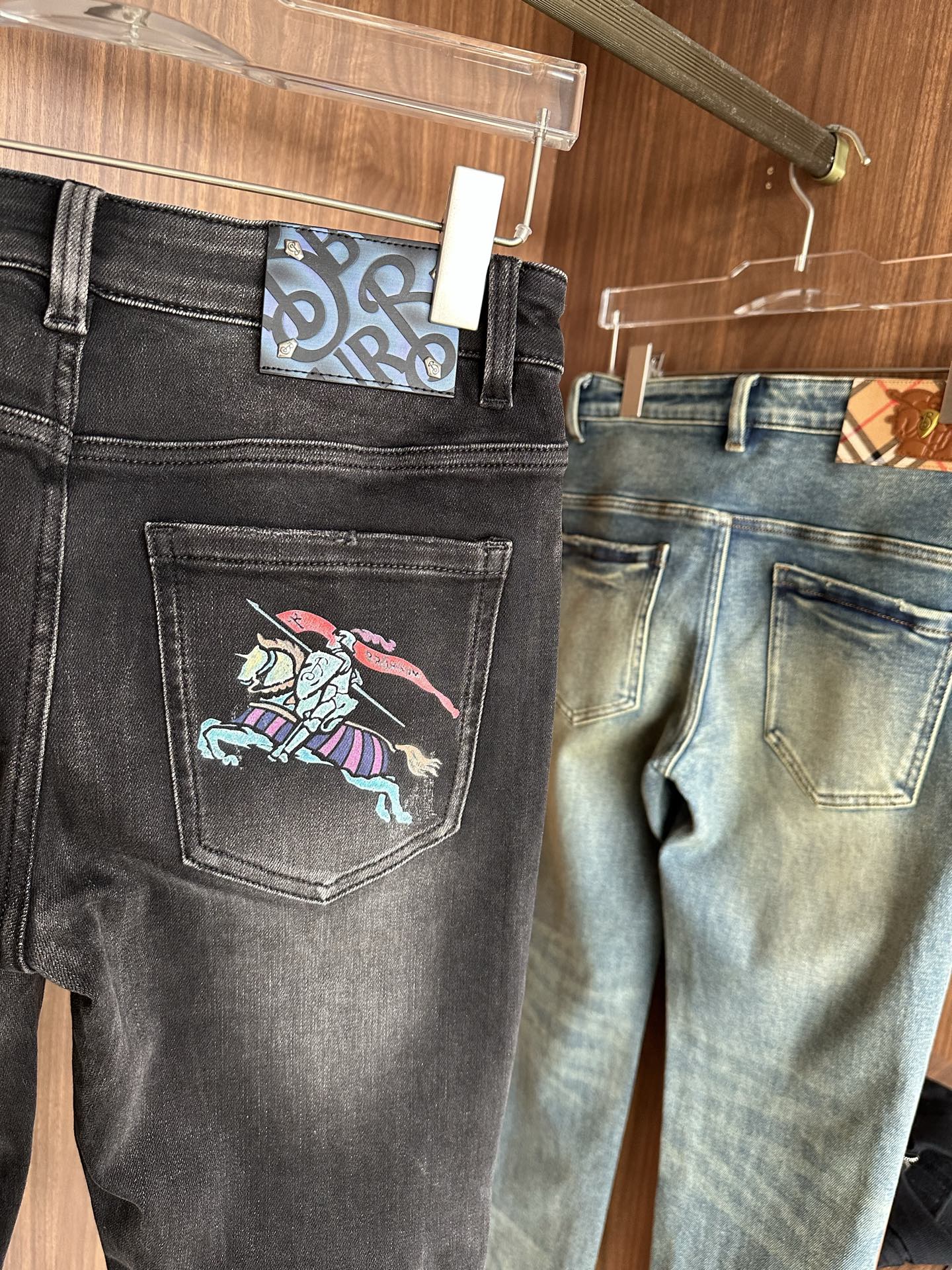 专柜🆕2025秋冬设计推荐 热卖牛仔裤🆕柔软亲肤面料 奢华头层牛皮腰牌 经典蓝洗水 专柜限量款 奢华感订