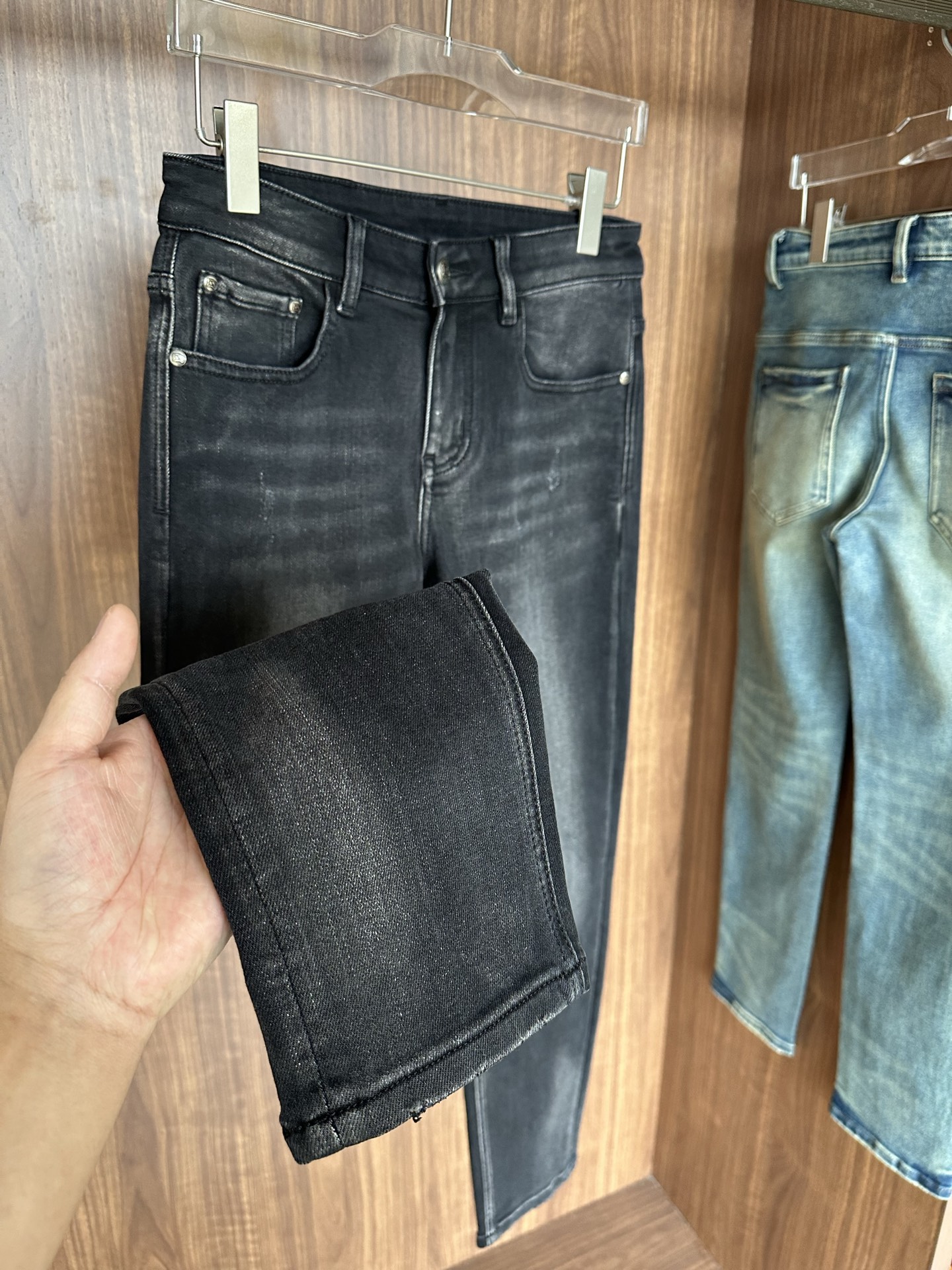 专柜🆕2025秋冬设计推荐 热卖牛仔裤🆕柔软亲肤面料 奢华头层牛皮腰牌 经典蓝洗水 专柜限量款 奢华感订