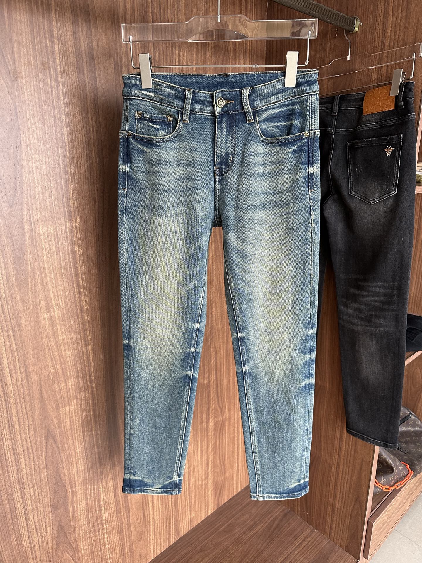 NO:628928,2025 Autumn and Winter Design Recommendations at the Counter Best Selling Jeans with Soft Skin Friendly Fabric Luxurious First Layer Cowhide Waist Tag Classic Blue Wash Limited Edition at the Counter Luxurious Customized Fabrics Craftsmanship + Washing Foreign Trade Quality and Detailed Processing Fully Perfect This Color is Absolutely Loved at the Counter Autumn and Winter Hot Selling Pre-sale Sold Out Popular Single Color Versatile Flavor Stretch Slim Small Straight Pants Type Size.29-38 No 35; 37 Size  FFF001,,jeans,cowhide,alexander wang19860909专柜2025秋冬设计推荐 热卖牛仔裤柔软亲肤面料 奢华头层牛皮腰牌 经典蓝洗水 专柜限量款 奢华感订制面料 工艺+洗水外贸品质感细节处理满满到位 这颜色绝对爱了爱了专柜秋冬热卖预售即售完款爆单款色系百搭大牛味 弹力修身小直筒裤型 尺码.29-38 无35；37码 FFF001,,jeans,cowhide,alexander wang,Men's clothing