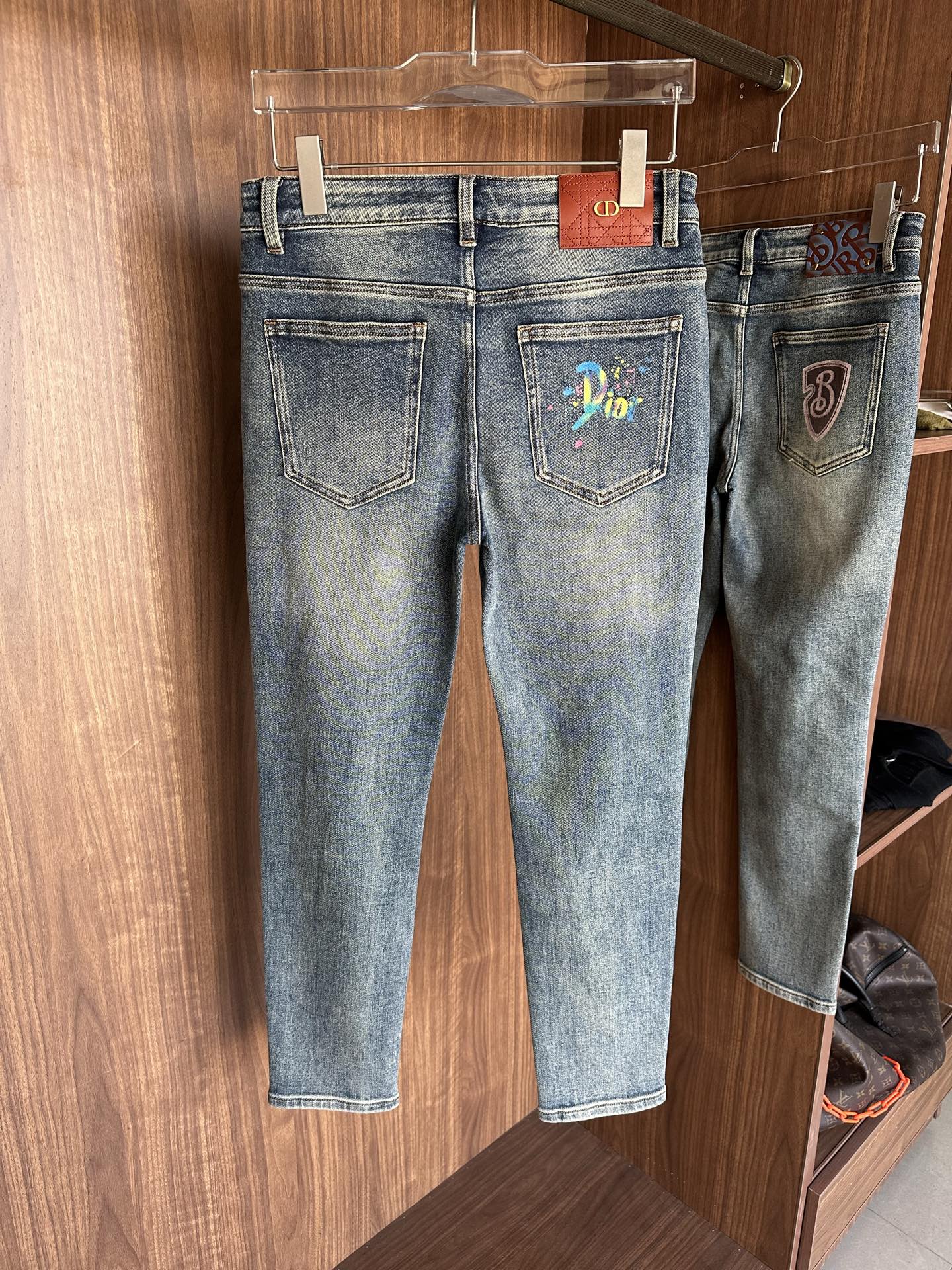 专柜🆕2025秋冬设计推荐 热卖牛仔裤🆕柔软亲肤面料 奢华头层牛皮腰牌 经典蓝洗水 专柜限量款 奢华感订