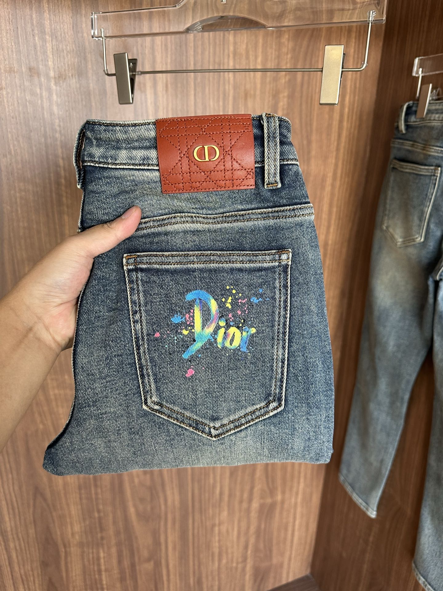 专柜🆕2025秋冬设计推荐 热卖牛仔裤🆕柔软亲肤面料 奢华头层牛皮腰牌 经典蓝洗水 专柜限量款 奢华感订