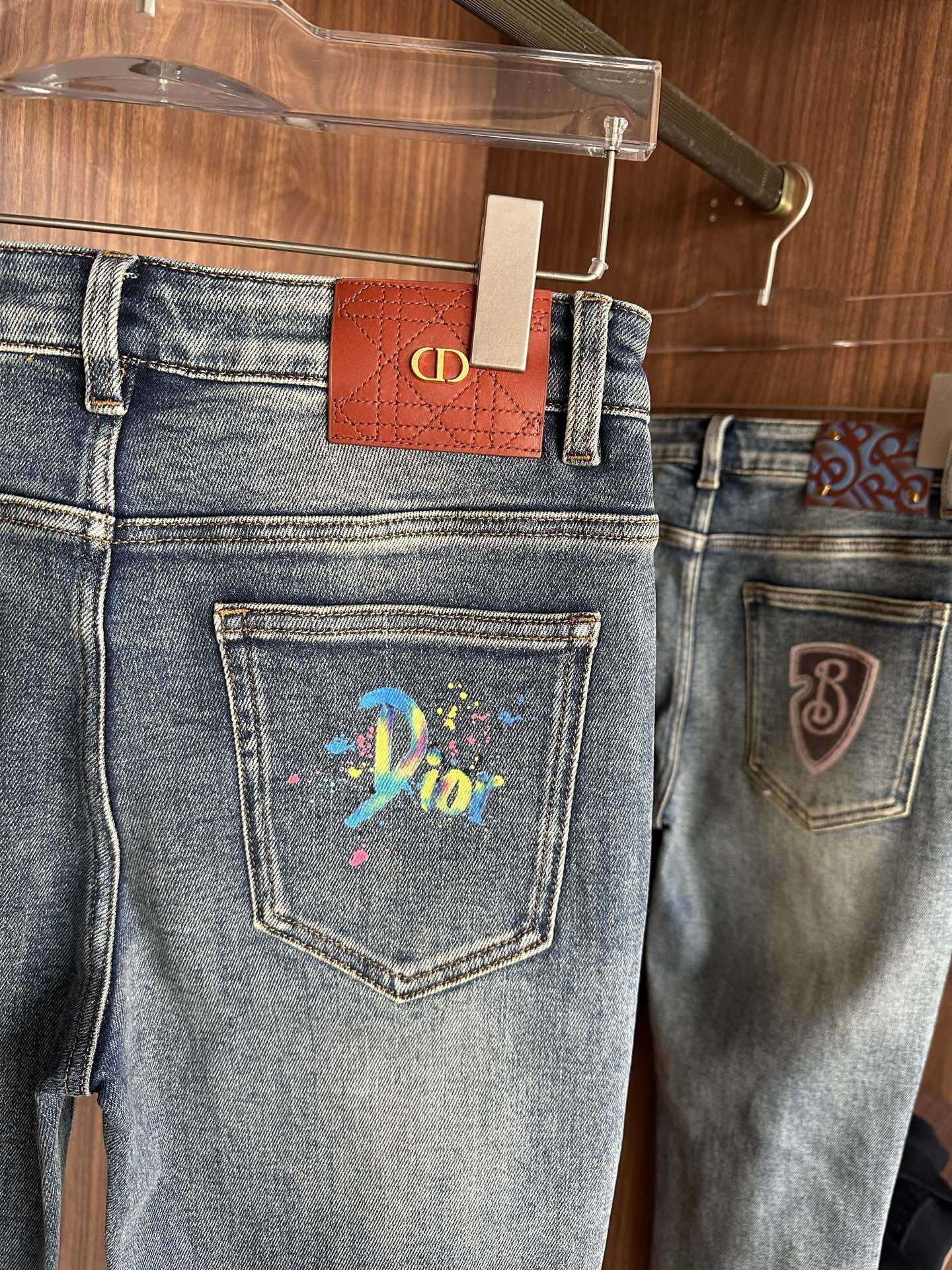 专柜🆕2025秋冬设计推荐 热卖牛仔裤🆕柔软亲肤面料 奢华头层牛皮腰牌 经典蓝洗水 专柜限量款 奢华感订