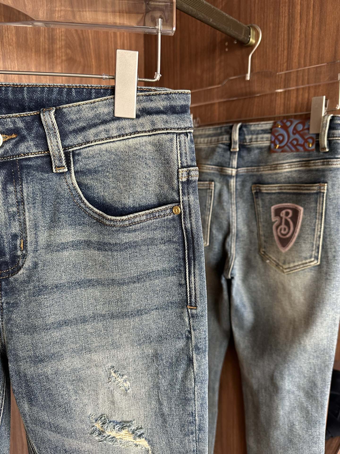 专柜🆕2025秋冬设计推荐 热卖牛仔裤🆕柔软亲肤面料 奢华头层牛皮腰牌 经典蓝洗水 专柜限量款 奢华感订