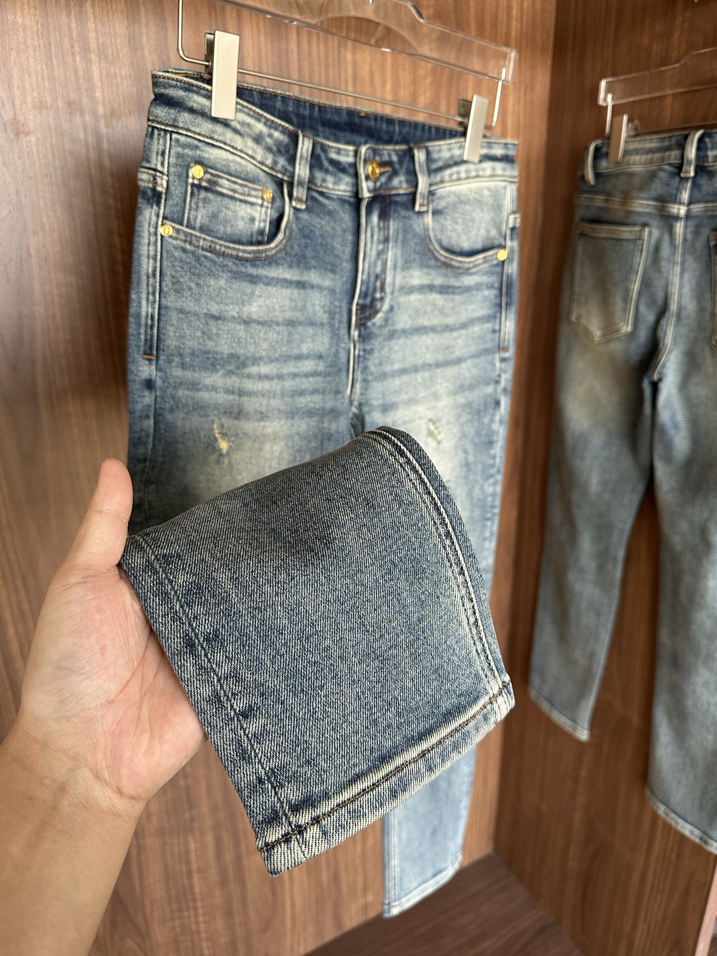 专柜🆕2025秋冬设计推荐 热卖牛仔裤🆕柔软亲肤面料 奢华头层牛皮腰牌 经典蓝洗水 专柜限量款 奢华感订