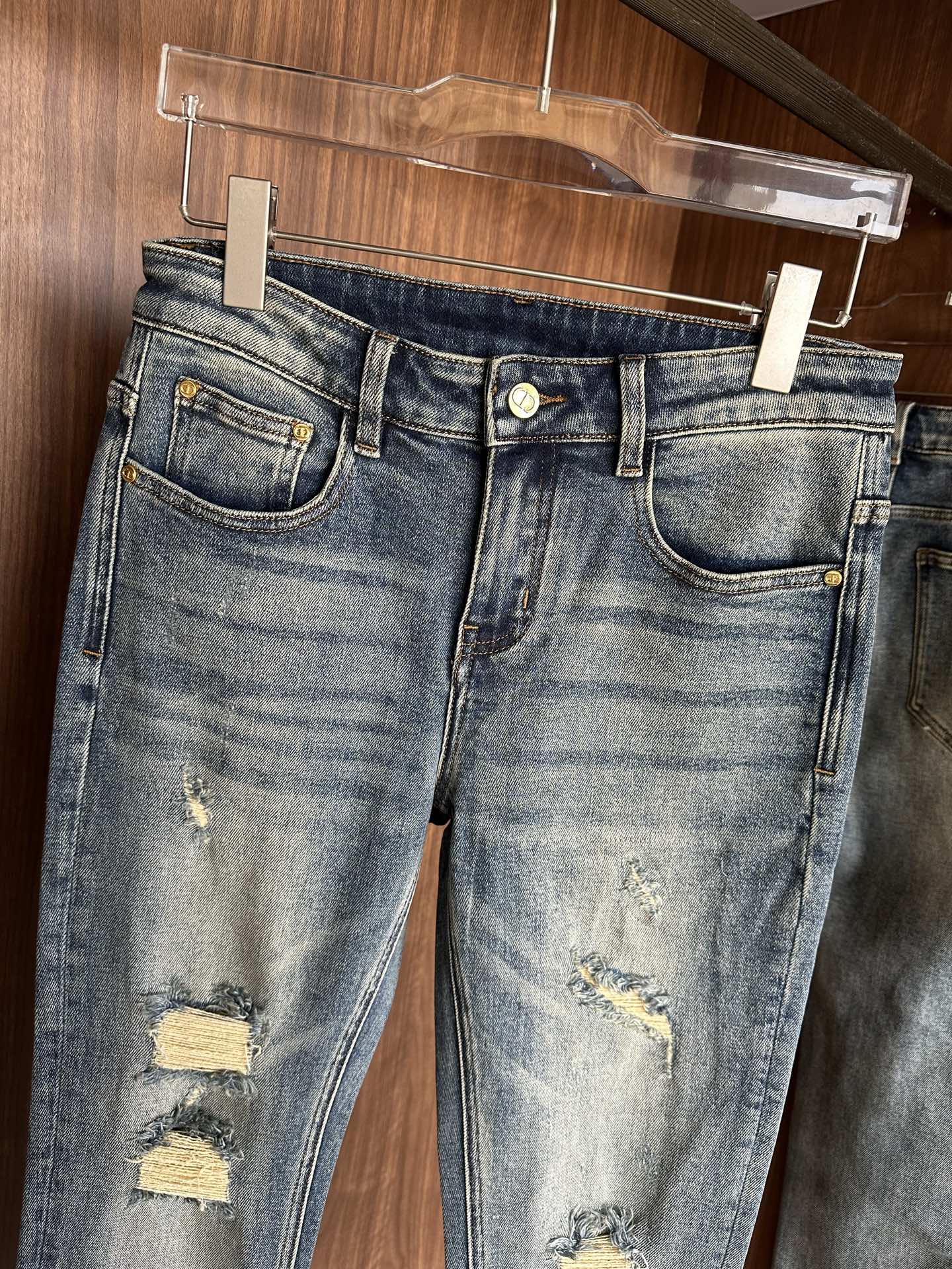 专柜🆕2025秋冬设计推荐 热卖牛仔裤🆕柔软亲肤面料 奢华头层牛皮腰牌 经典蓝洗水 专柜限量款 奢华感订