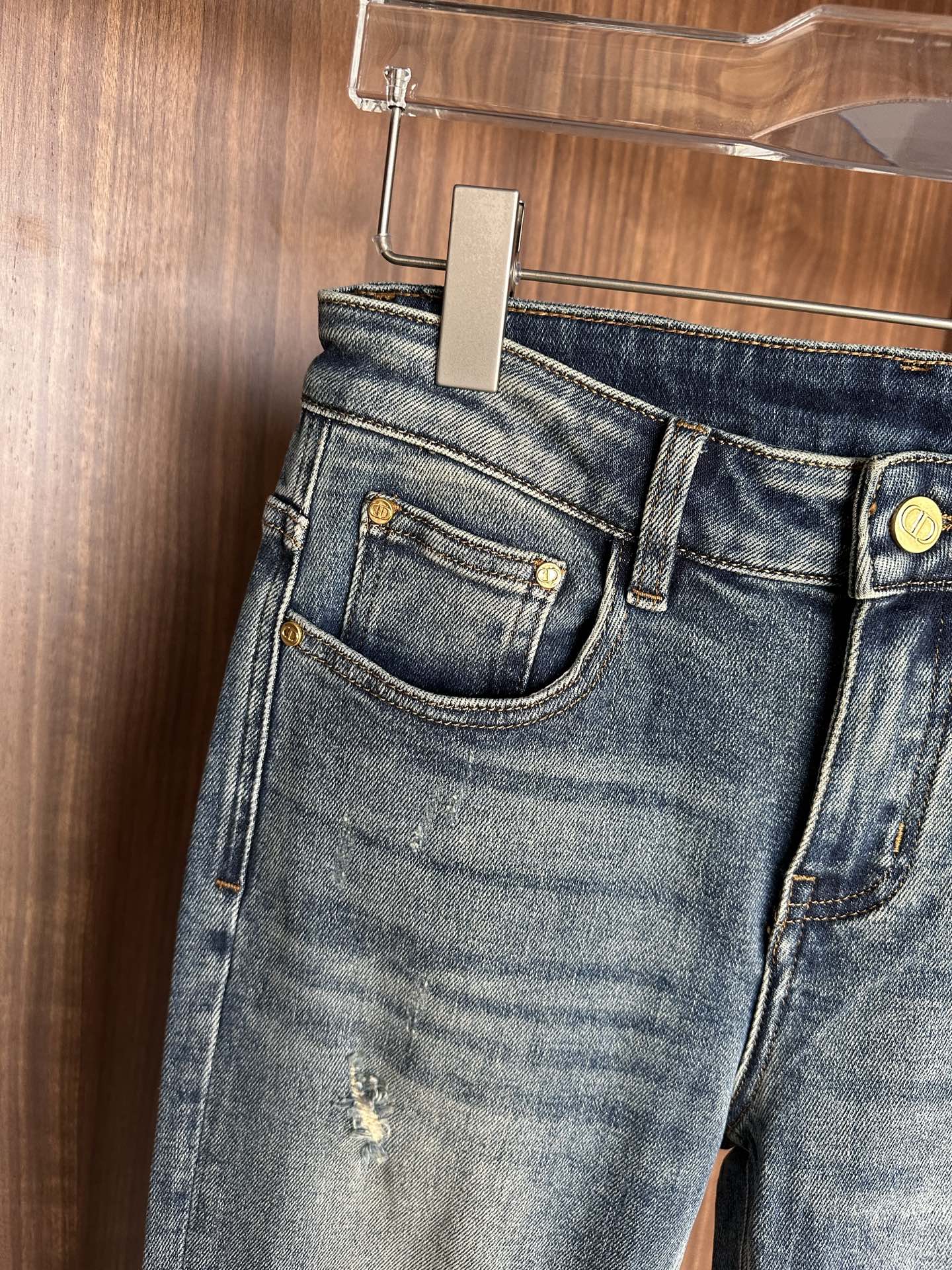 专柜🆕2025秋冬设计推荐 热卖牛仔裤🆕柔软亲肤面料 奢华头层牛皮腰牌 经典蓝洗水 专柜限量款 奢华感订