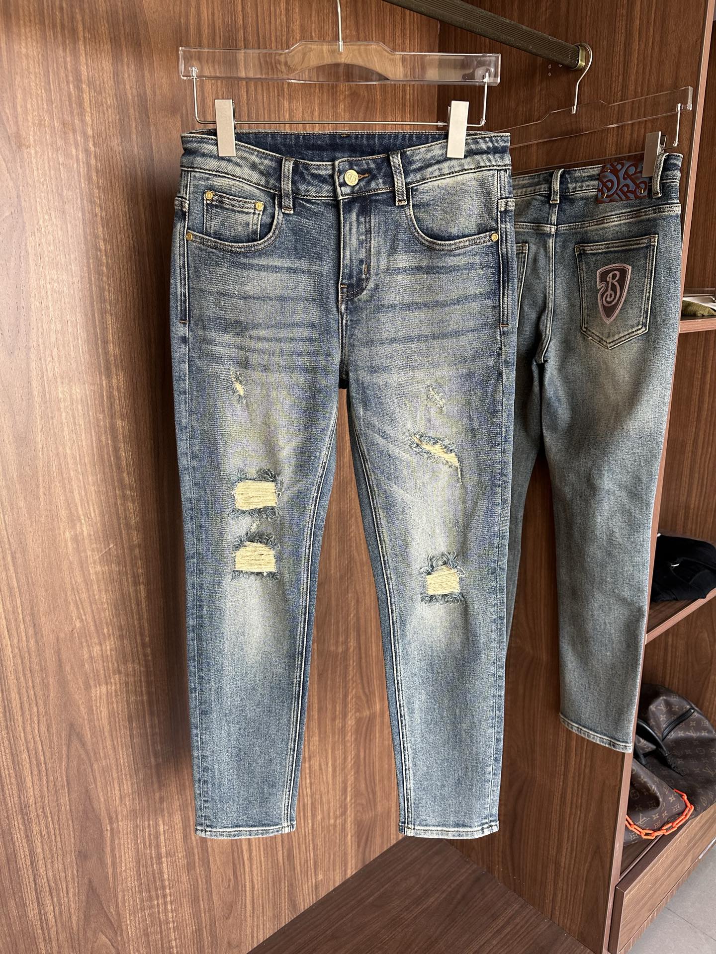 专柜🆕2025秋冬设计推荐 热卖牛仔裤🆕柔软亲肤面料 奢华头层牛皮腰牌 经典蓝洗水 专柜限量款 奢华感订