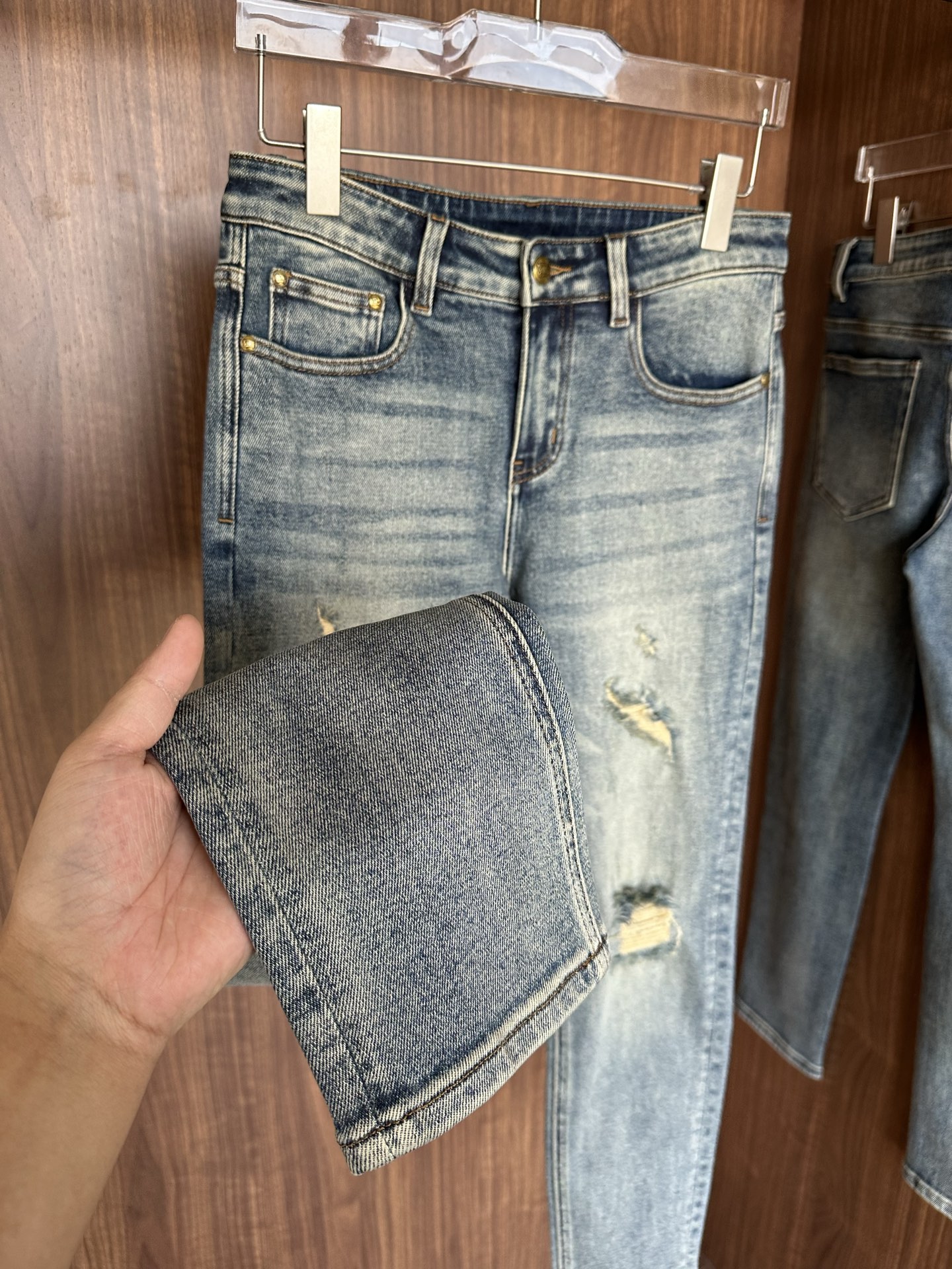 专柜🆕2025秋冬设计推荐 热卖牛仔裤🆕柔软亲肤面料 奢华头层牛皮腰牌 经典蓝洗水 专柜限量款 奢华感订