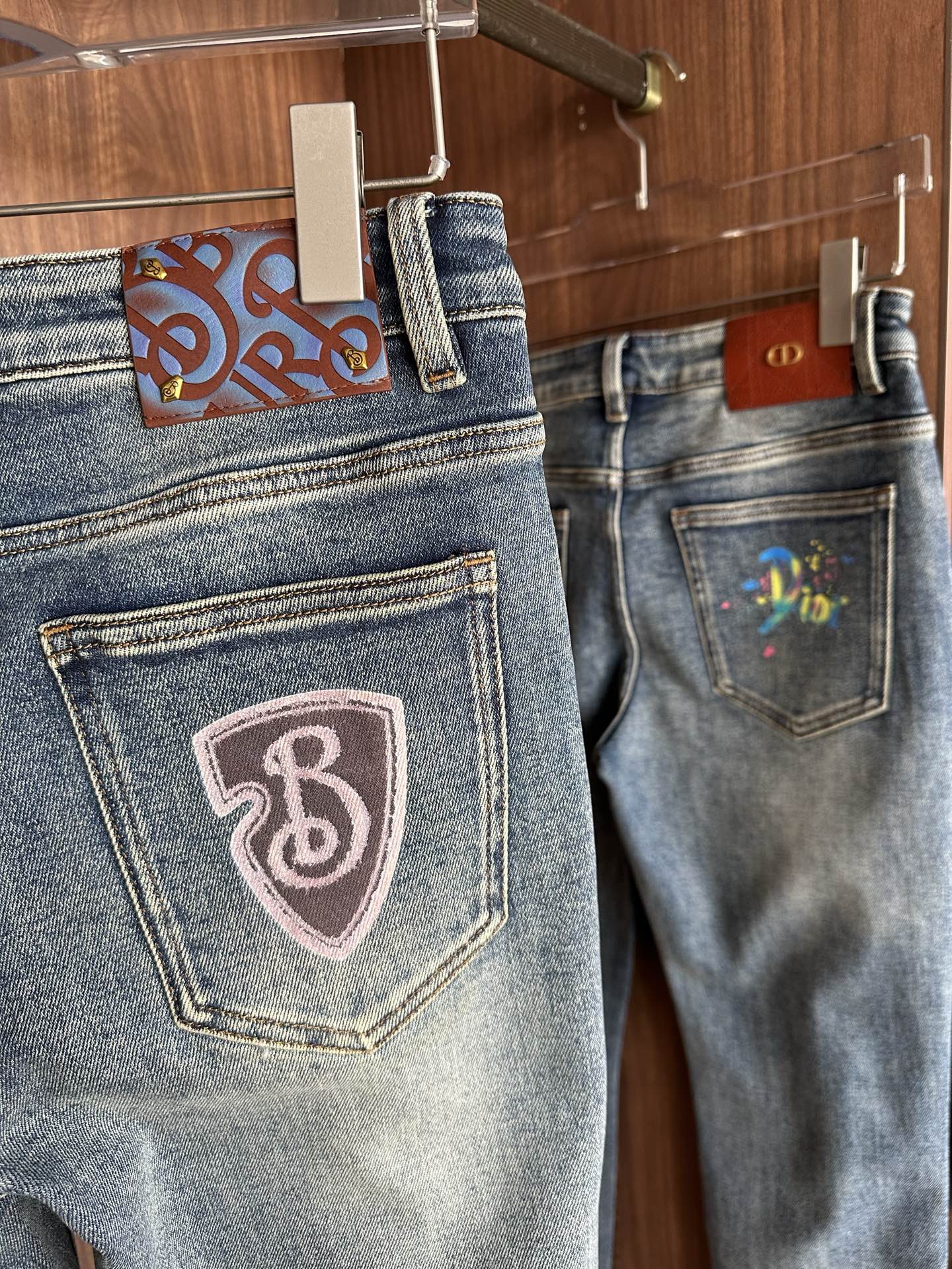 专柜🆕2025秋冬设计推荐 热卖牛仔裤🆕柔软亲肤面料 奢华头层牛皮腰牌 经典蓝洗水 专柜限量款 奢华感订