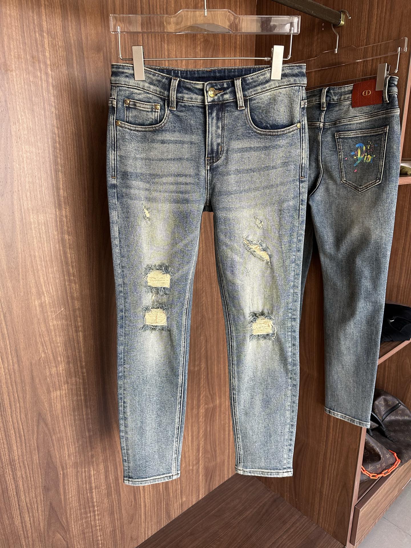 专柜🆕2025秋冬设计推荐 热卖牛仔裤🆕柔软亲肤面料 奢华头层牛皮腰牌 经典蓝洗水 专柜限量款 奢华感订