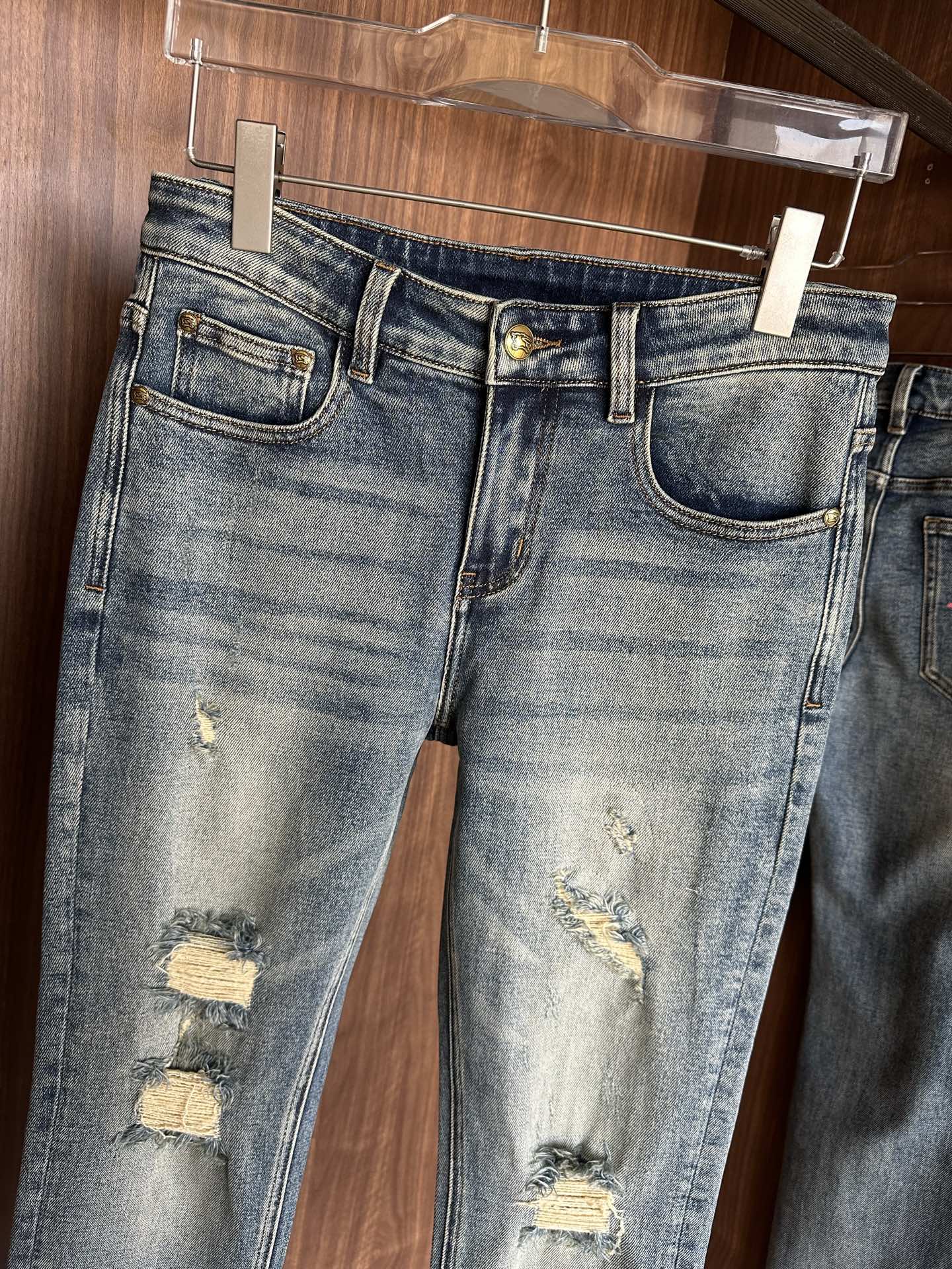 专柜🆕2025秋冬设计推荐 热卖牛仔裤🆕柔软亲肤面料 奢华头层牛皮腰牌 经典蓝洗水 专柜限量款 奢华感订