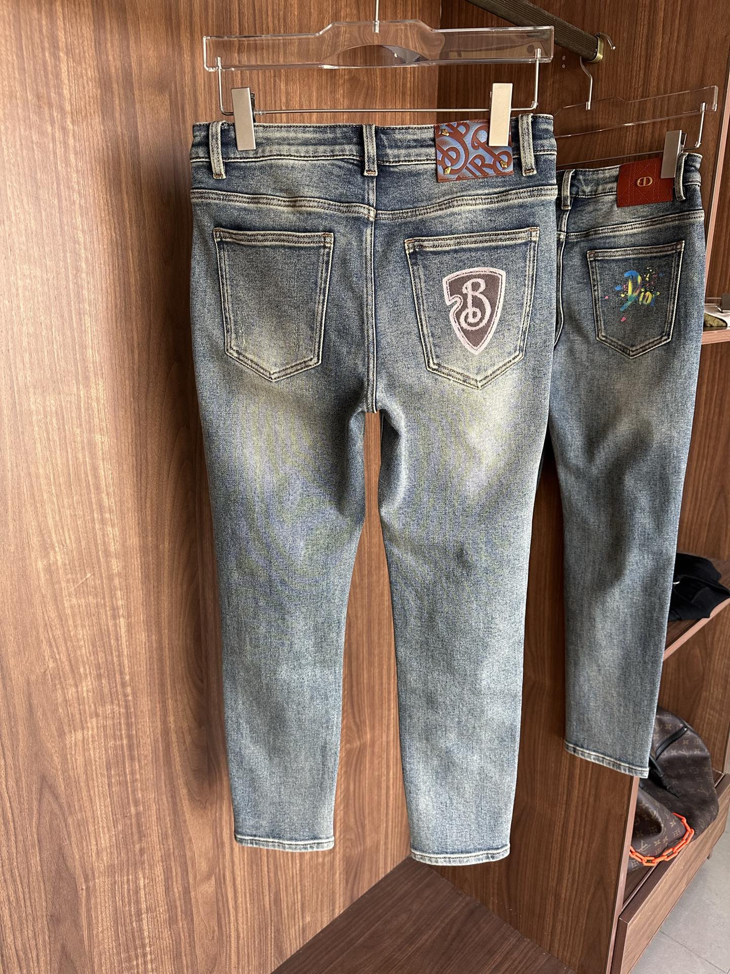 专柜🆕2025秋冬设计推荐 热卖牛仔裤🆕柔软亲肤面料 奢华头层牛皮腰牌 经典蓝洗水 专柜限量款 奢华感订