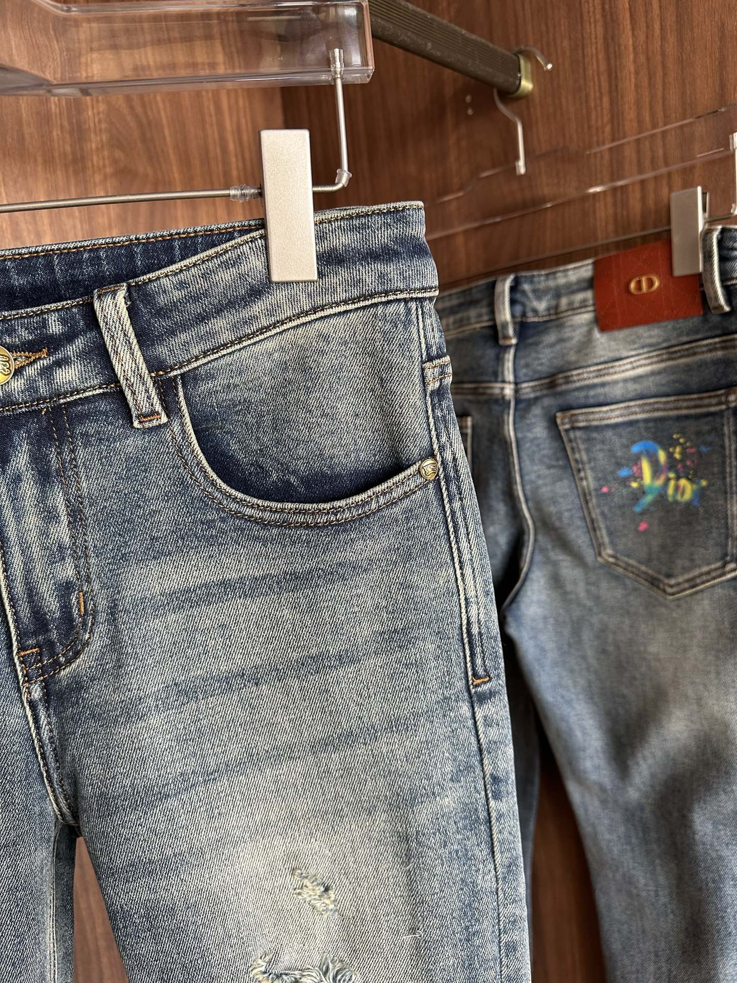 专柜🆕2025秋冬设计推荐 热卖牛仔裤🆕柔软亲肤面料 奢华头层牛皮腰牌 经典蓝洗水 专柜限量款 奢华感订