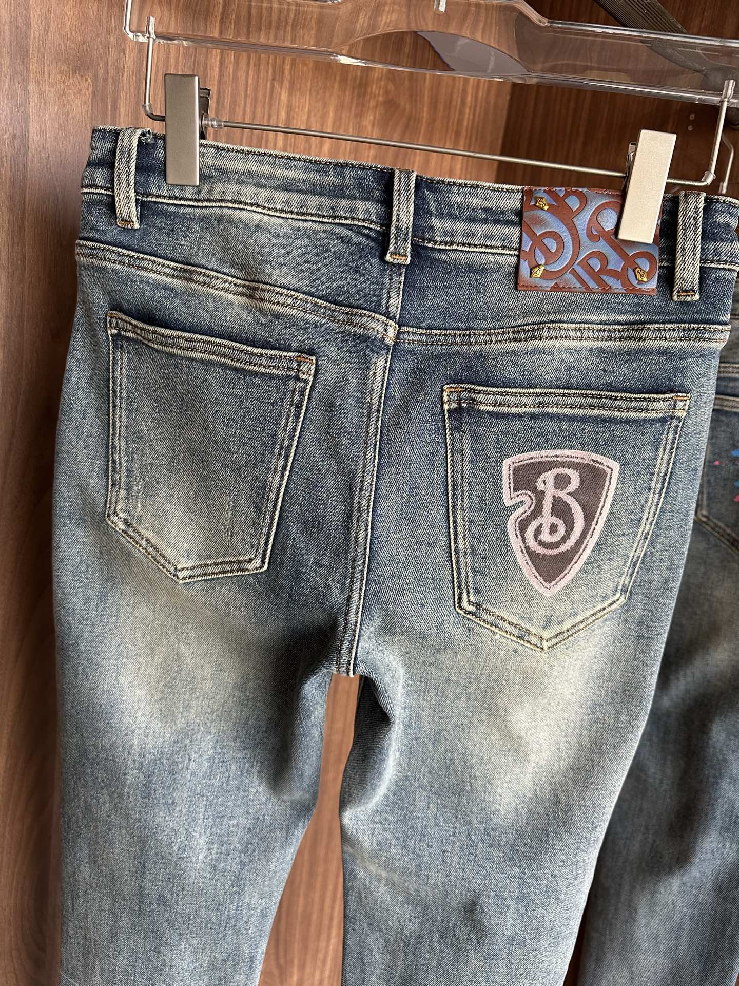 专柜🆕2025秋冬设计推荐 热卖牛仔裤🆕柔软亲肤面料 奢华头层牛皮腰牌 经典蓝洗水 专柜限量款 奢华感订