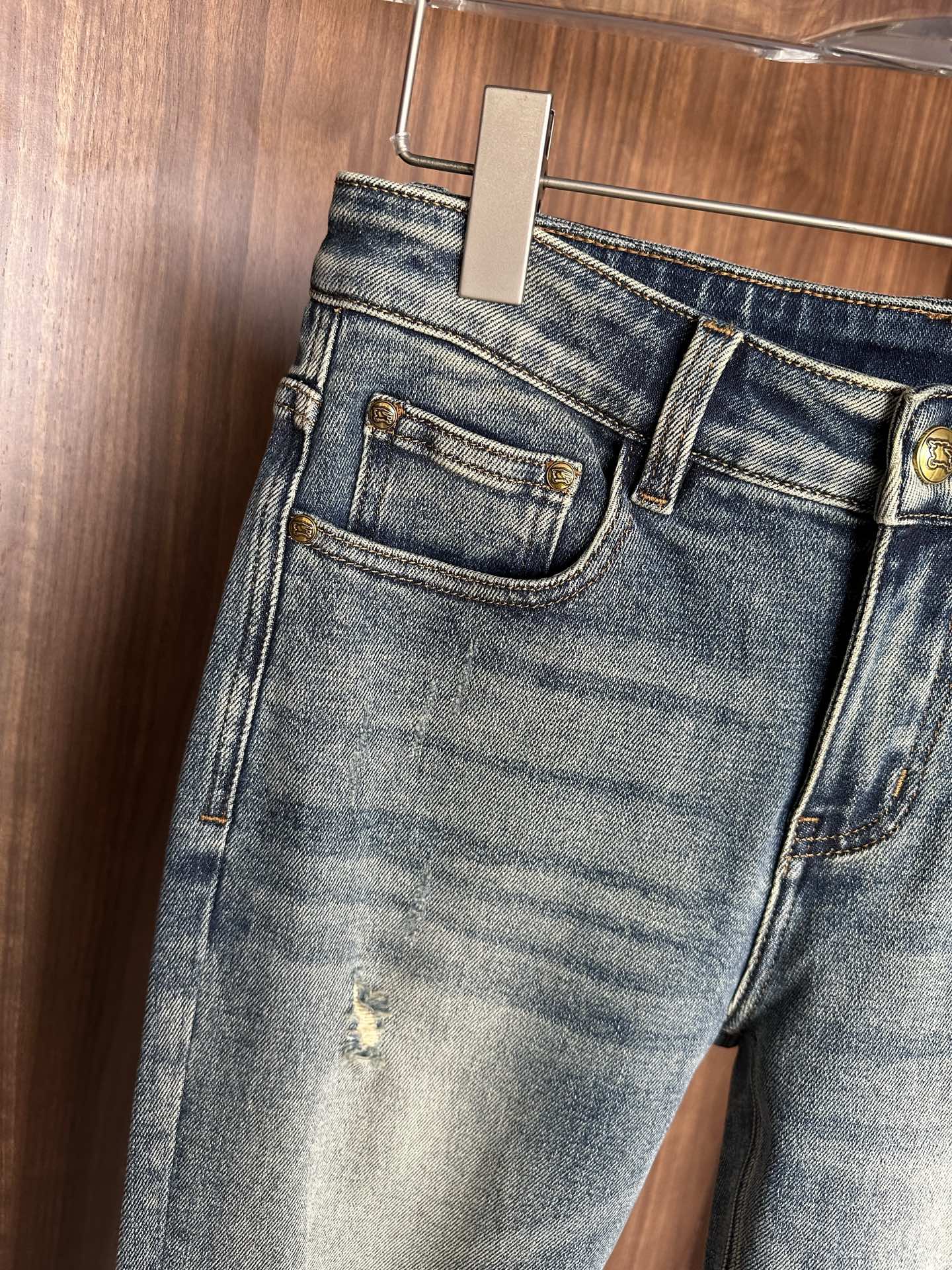 专柜🆕2025秋冬设计推荐 热卖牛仔裤🆕柔软亲肤面料 奢华头层牛皮腰牌 经典蓝洗水 专柜限量款 奢华感订