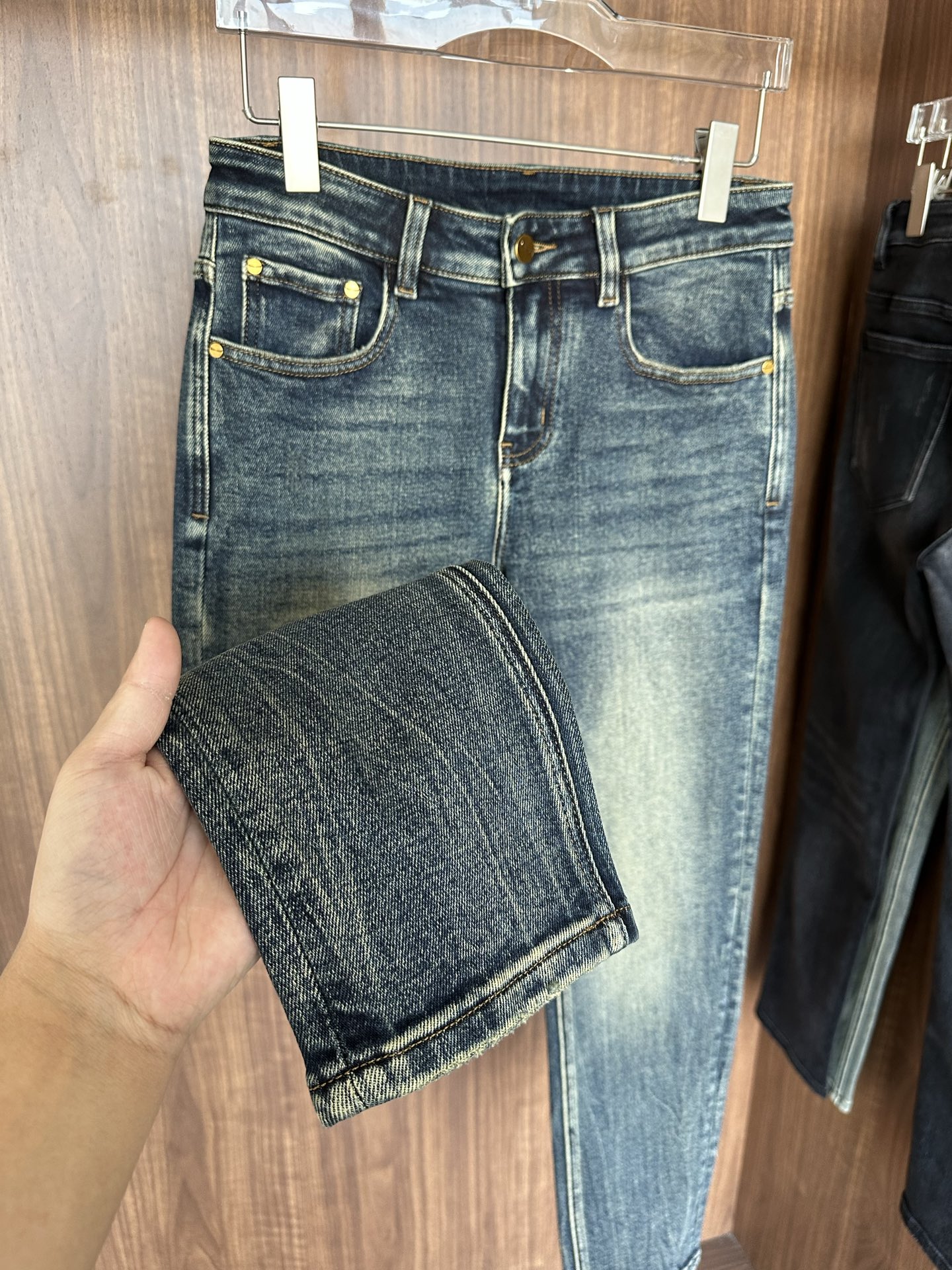 专柜🆕2025秋冬设计推荐 热卖牛仔裤🆕柔软亲肤面料 奢华头层牛皮腰牌 经典蓝洗水 专柜限量款 奢华感订