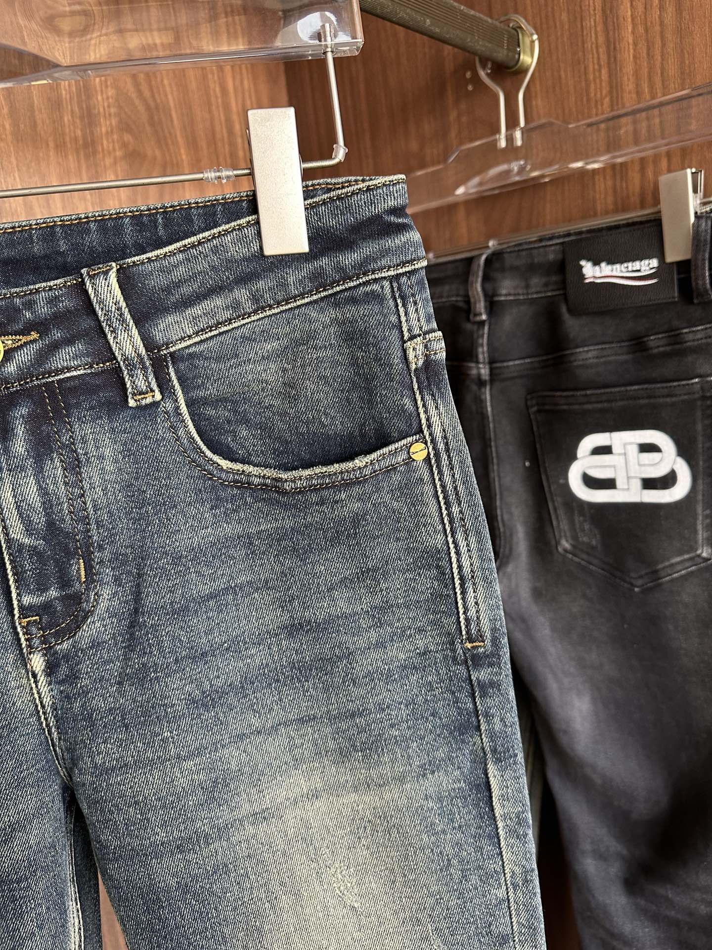 专柜🆕2025秋冬设计推荐 热卖牛仔裤🆕柔软亲肤面料 奢华头层牛皮腰牌 经典蓝洗水 专柜限量款 奢华感订