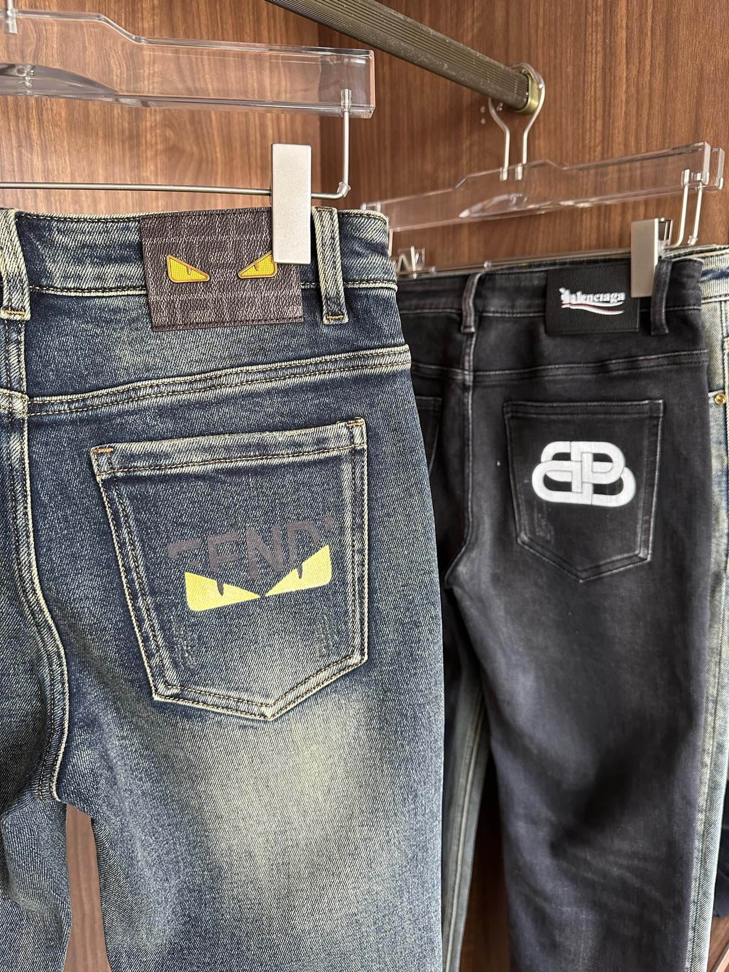 专柜🆕2025秋冬设计推荐 热卖牛仔裤🆕柔软亲肤面料 奢华头层牛皮腰牌 经典蓝洗水 专柜限量款 奢华感订