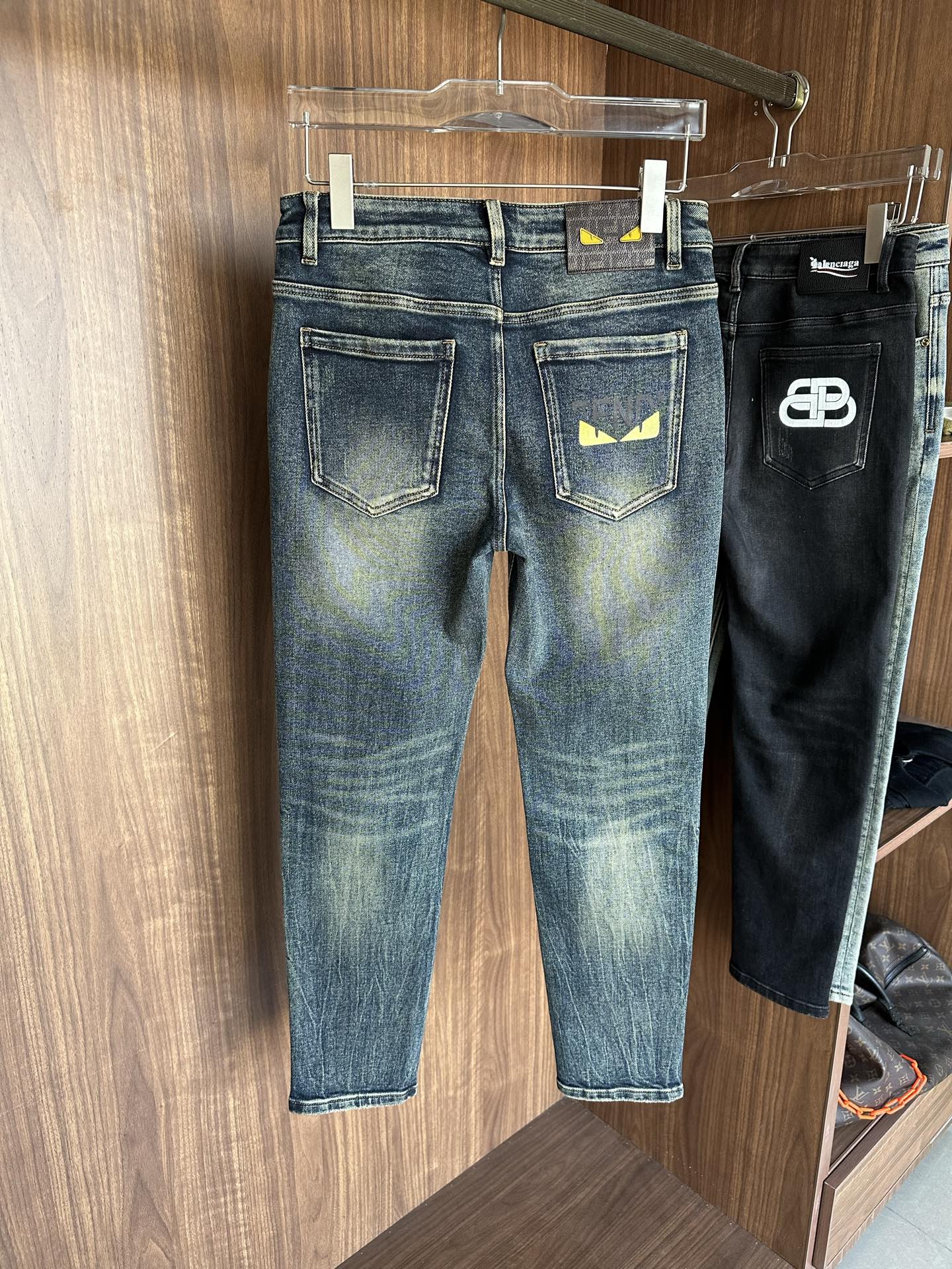 专柜🆕2025秋冬设计推荐 热卖牛仔裤🆕柔软亲肤面料 奢华头层牛皮腰牌 经典蓝洗水 专柜限量款 奢华感订