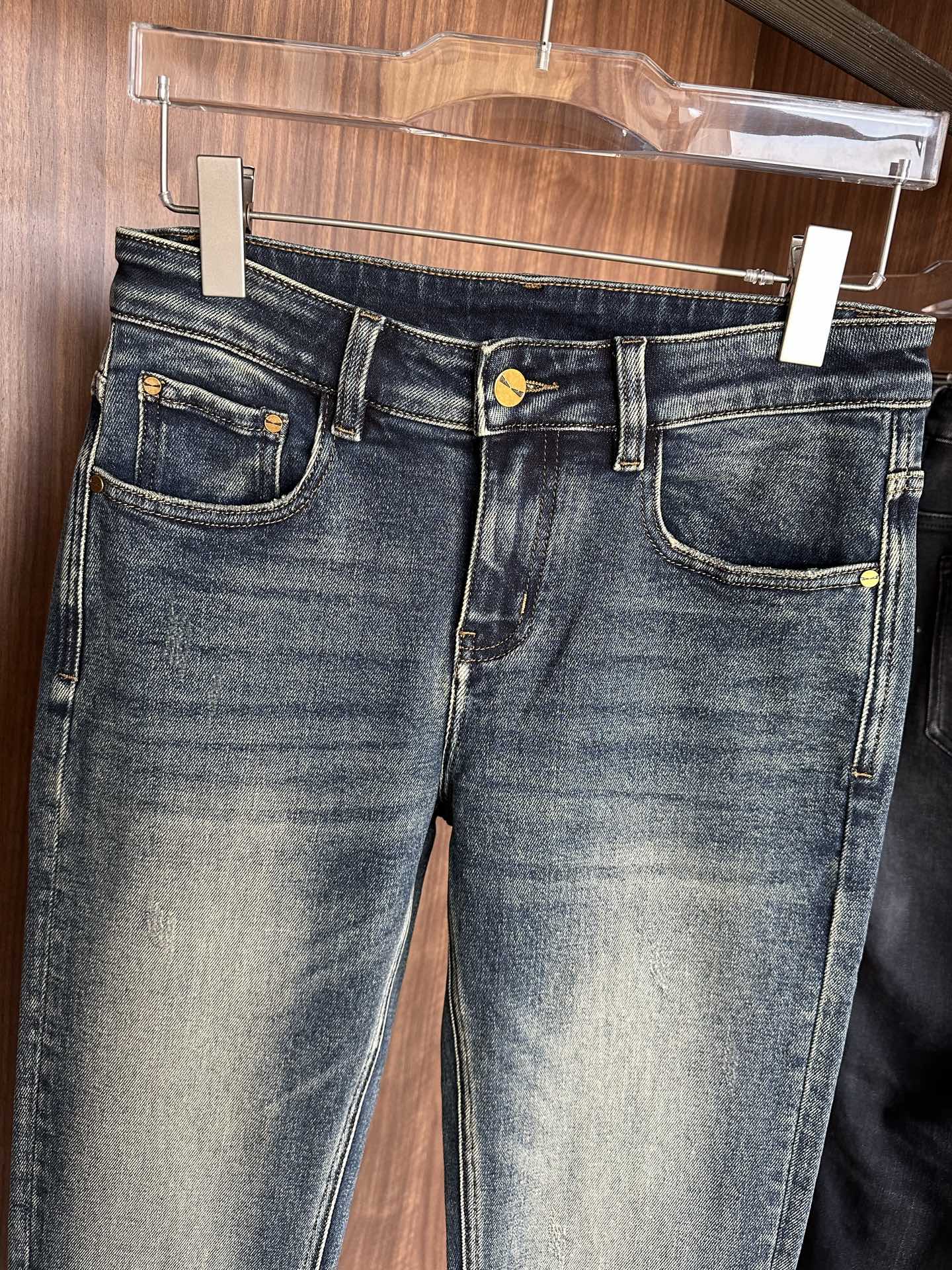 专柜🆕2025秋冬设计推荐 热卖牛仔裤🆕柔软亲肤面料 奢华头层牛皮腰牌 经典蓝洗水 专柜限量款 奢华感订