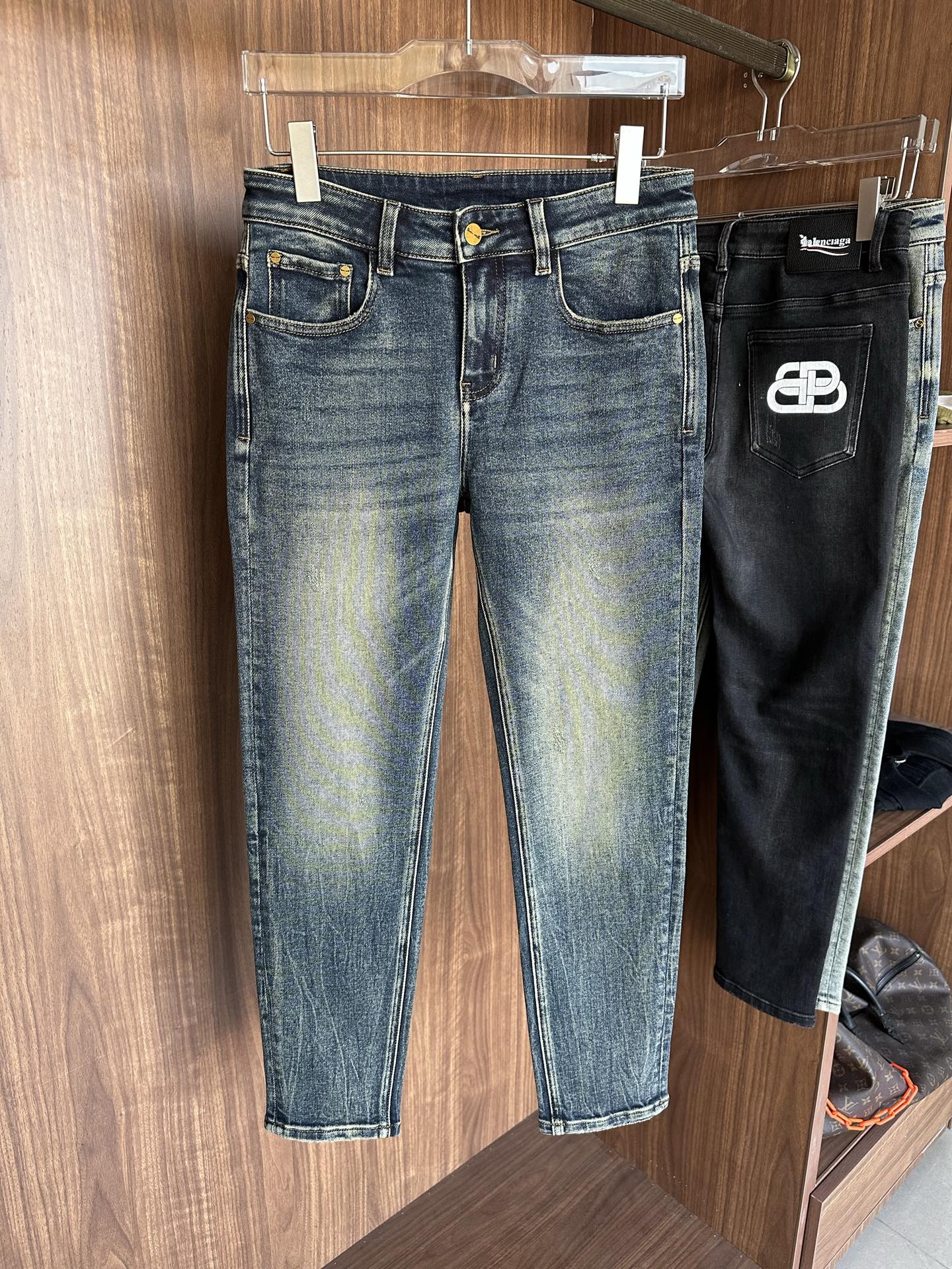 专柜🆕2025秋冬设计推荐 热卖牛仔裤🆕柔软亲肤面料 奢华头层牛皮腰牌 经典蓝洗水 专柜限量款 奢华感订