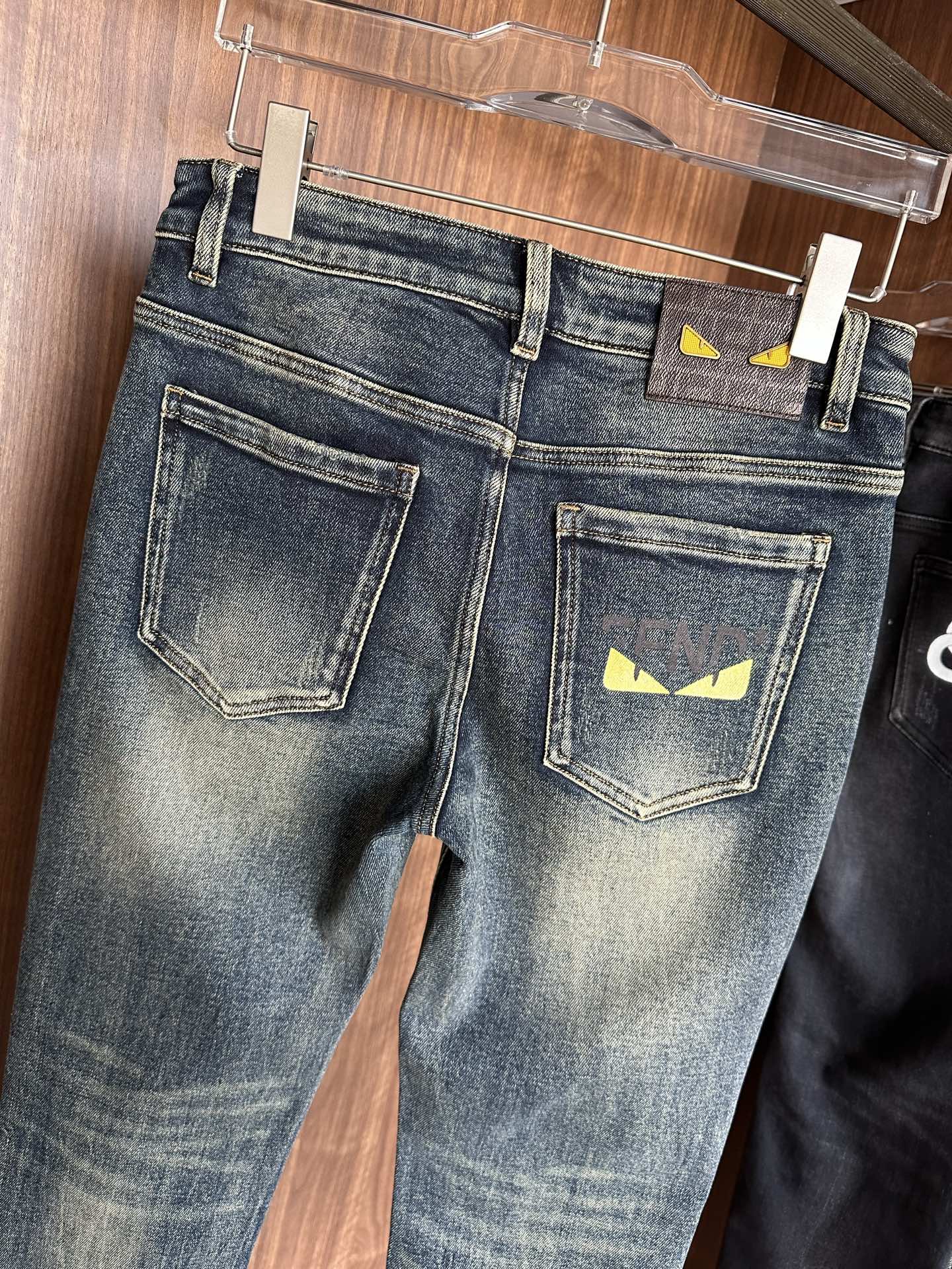 专柜🆕2025秋冬设计推荐 热卖牛仔裤🆕柔软亲肤面料 奢华头层牛皮腰牌 经典蓝洗水 专柜限量款 奢华感订