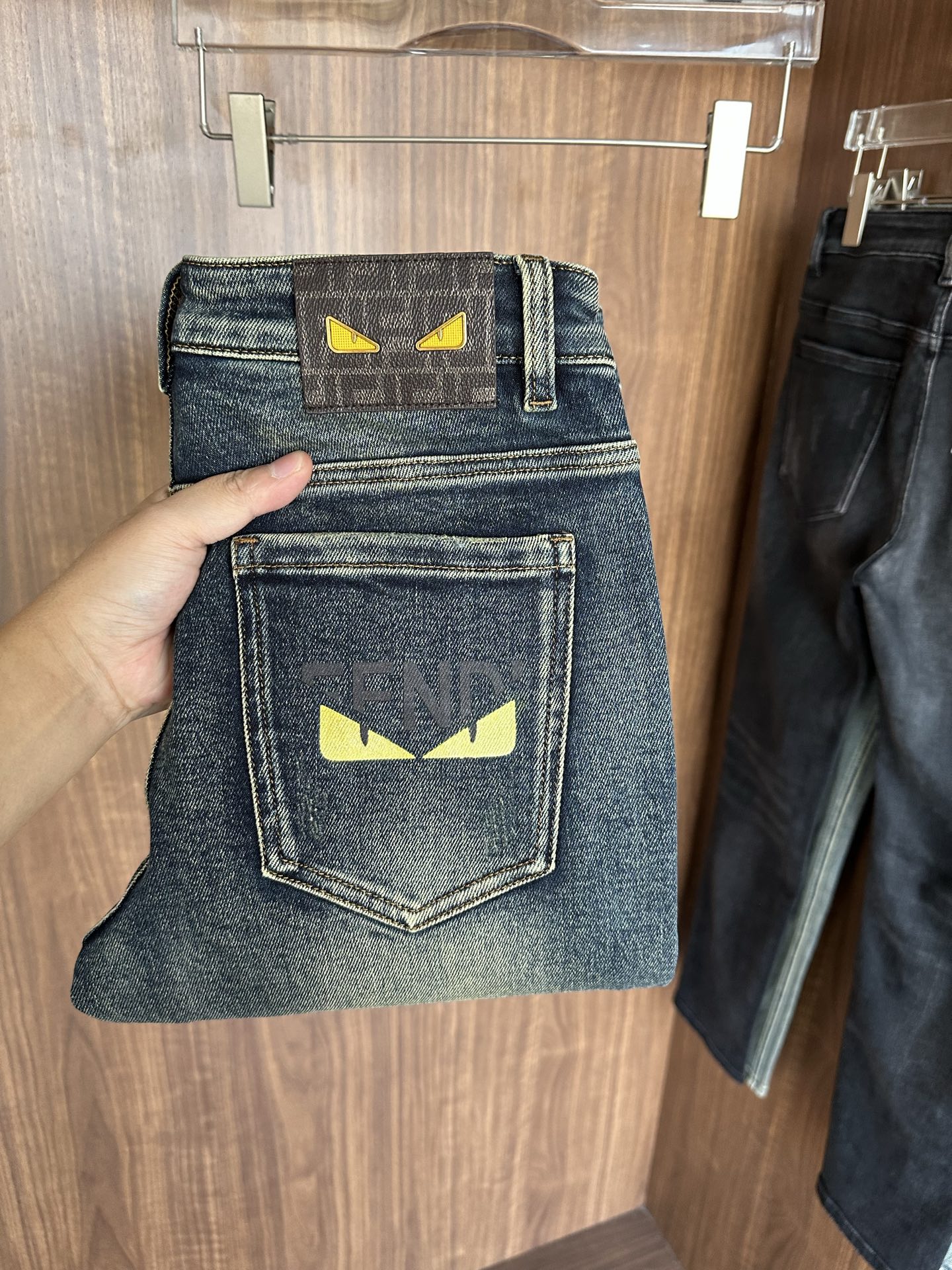 专柜🆕2025秋冬设计推荐 热卖牛仔裤🆕柔软亲肤面料 奢华头层牛皮腰牌 经典蓝洗水 专柜限量款 奢华感订