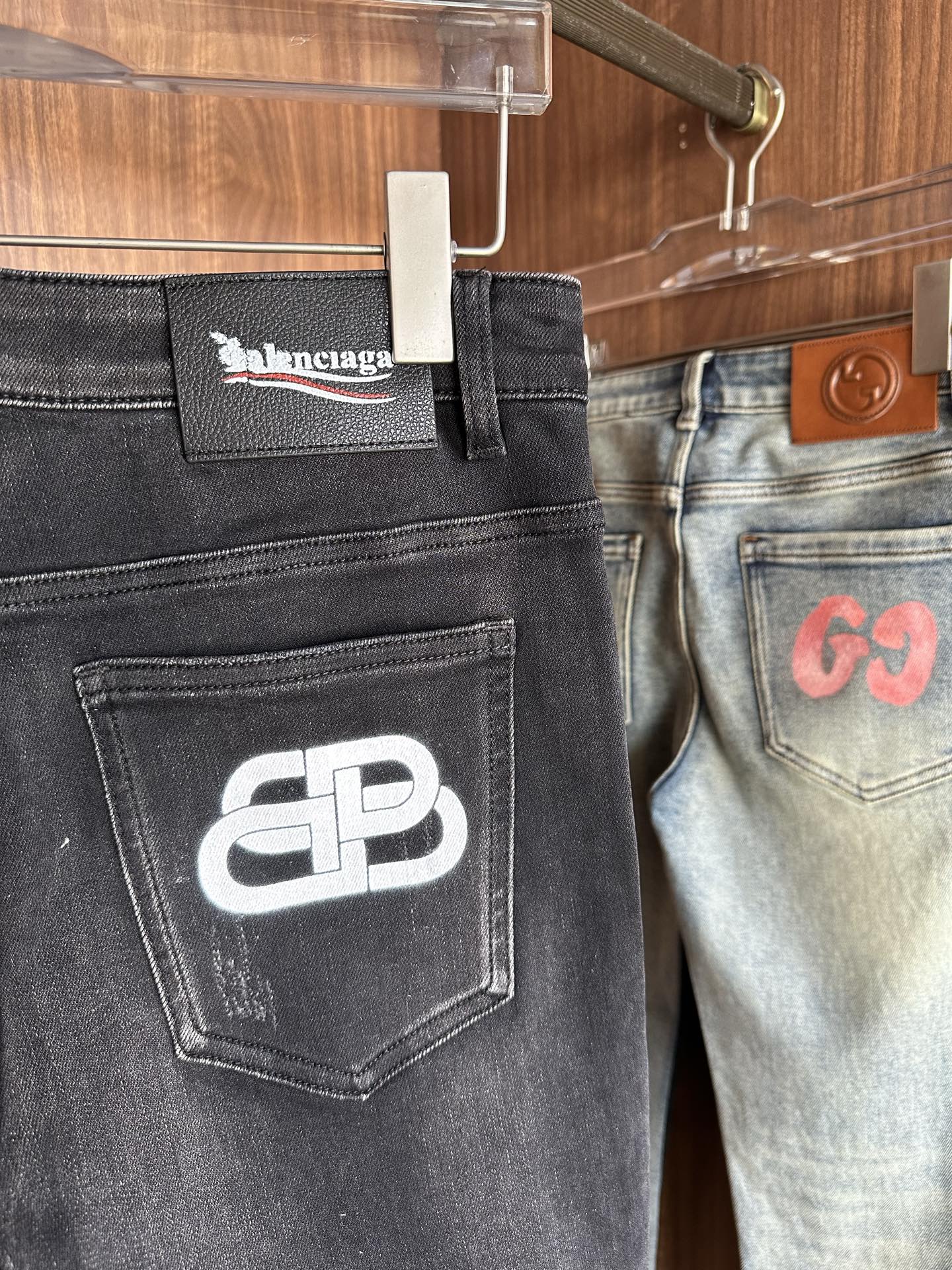 专柜🆕2025秋冬设计推荐 热卖牛仔裤🆕柔软亲肤面料 奢华头层牛皮腰牌 经典蓝洗水 专柜限量款 奢华感订