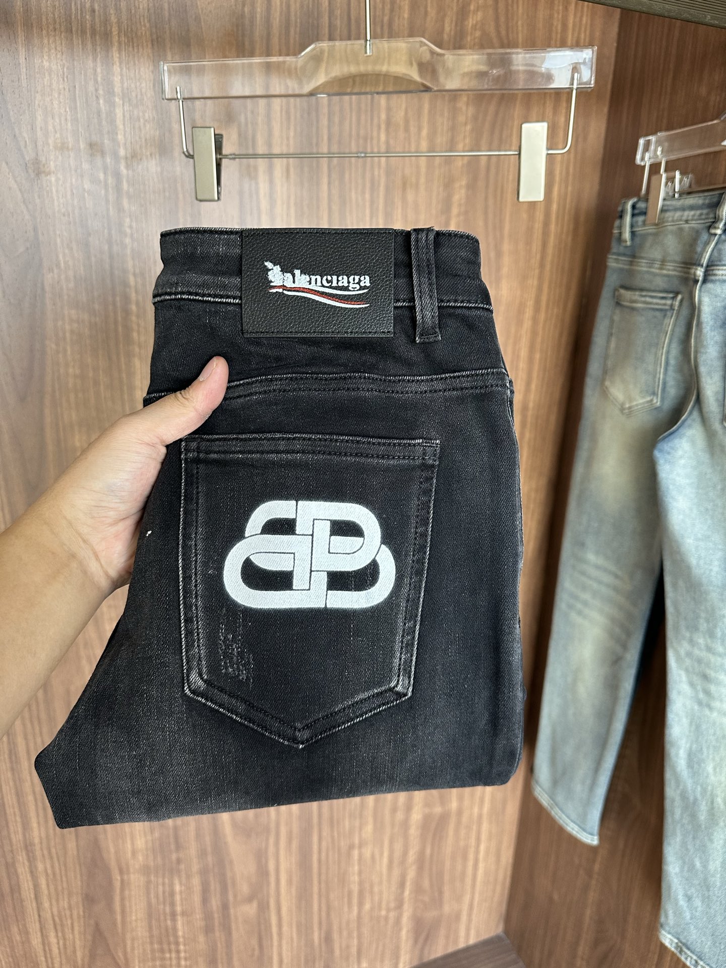 专柜🆕2025秋冬设计推荐 热卖牛仔裤🆕柔软亲肤面料 奢华头层牛皮腰牌 经典蓝洗水 专柜限量款 奢华感订