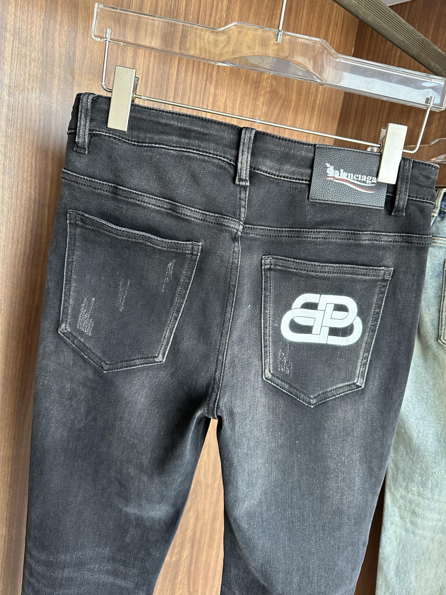 专柜🆕2025秋冬设计推荐 热卖牛仔裤🆕柔软亲肤面料 奢华头层牛皮腰牌 经典蓝洗水 专柜限量款 奢华感订