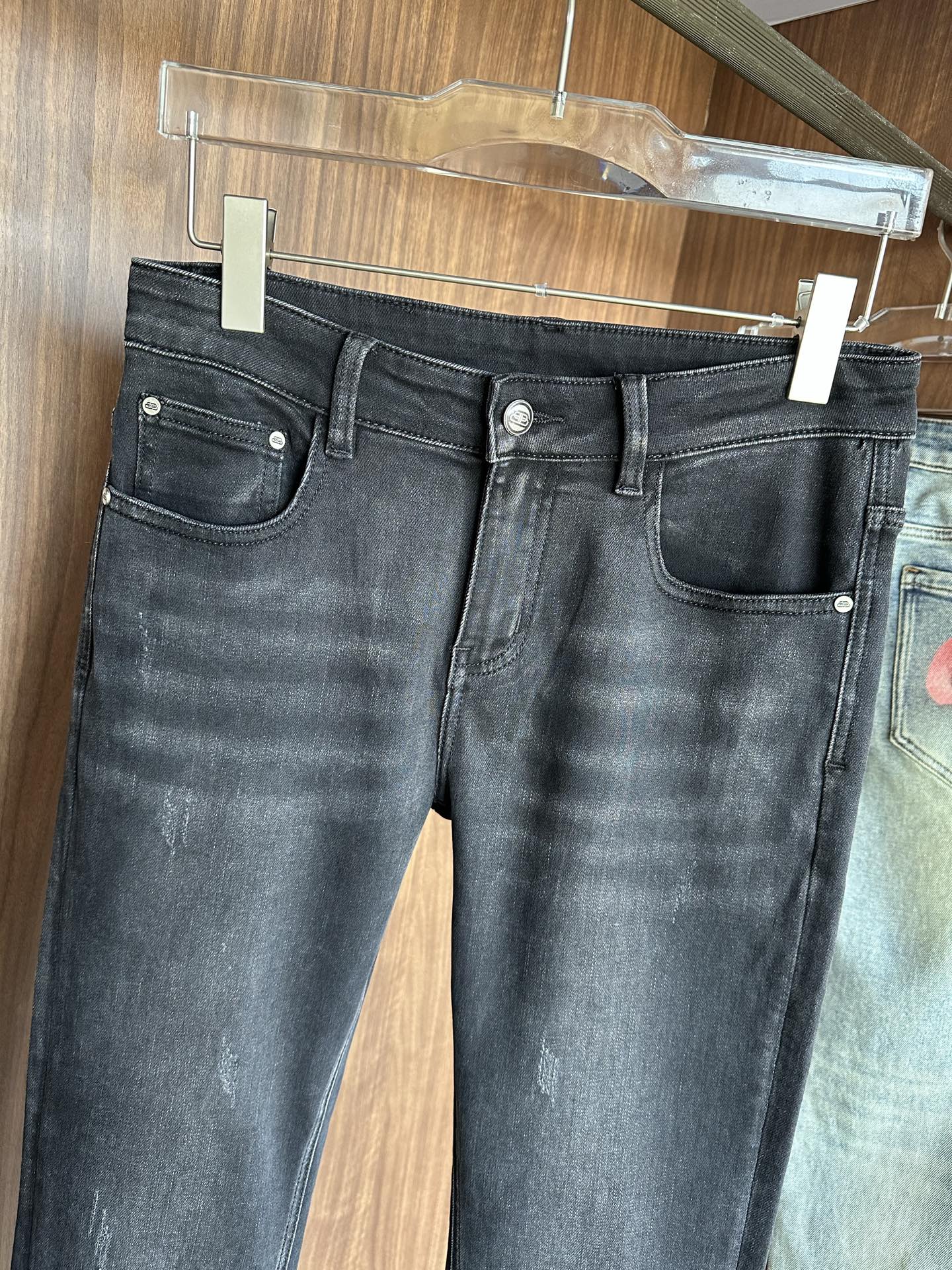 专柜🆕2025秋冬设计推荐 热卖牛仔裤🆕柔软亲肤面料 奢华头层牛皮腰牌 经典蓝洗水 专柜限量款 奢华感订