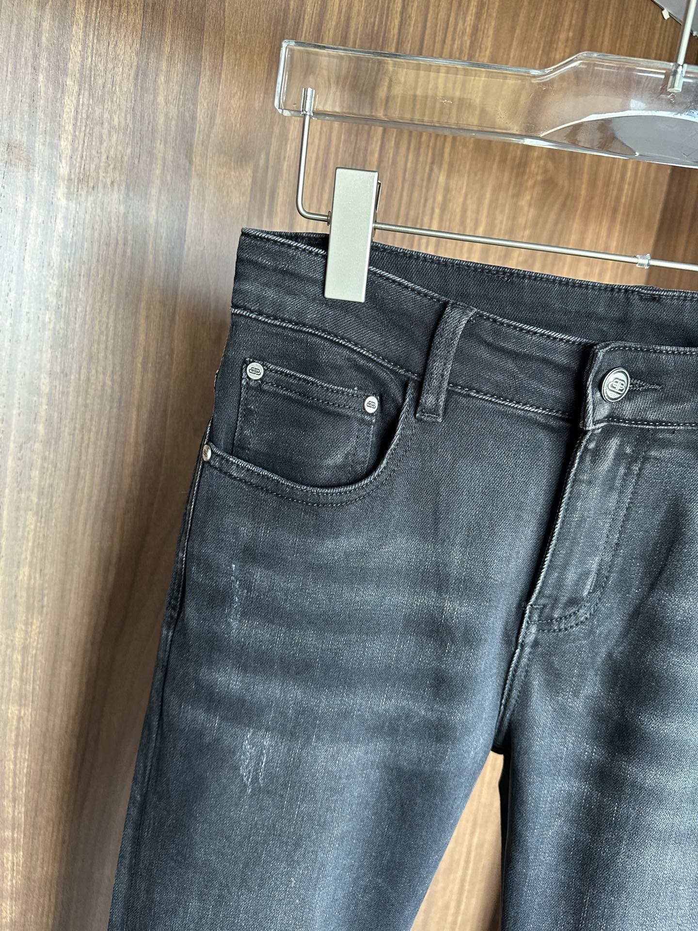 专柜🆕2025秋冬设计推荐 热卖牛仔裤🆕柔软亲肤面料 奢华头层牛皮腰牌 经典蓝洗水 专柜限量款 奢华感订