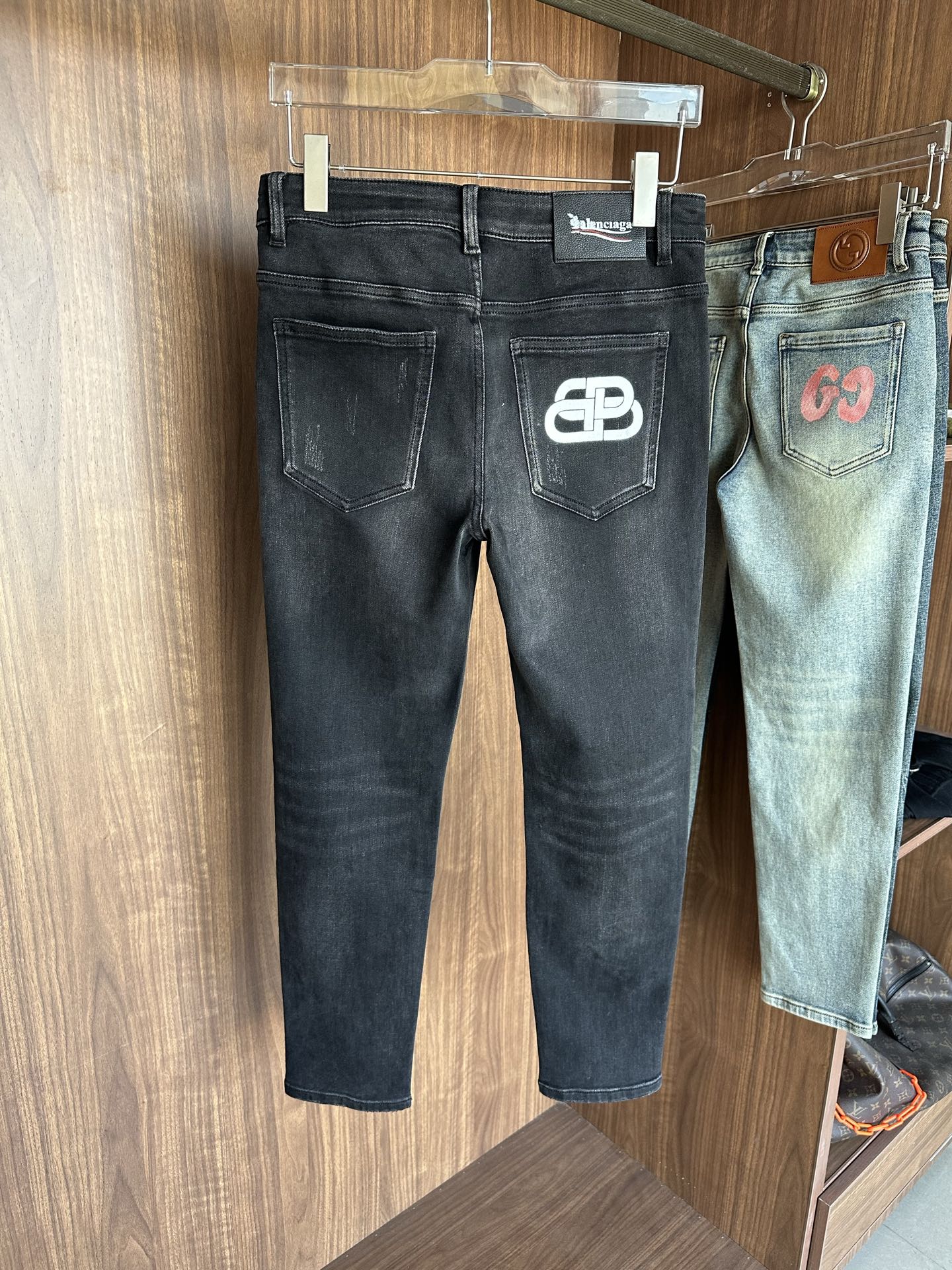 专柜🆕2025秋冬设计推荐 热卖牛仔裤🆕柔软亲肤面料 奢华头层牛皮腰牌 经典蓝洗水 专柜限量款 奢华感订