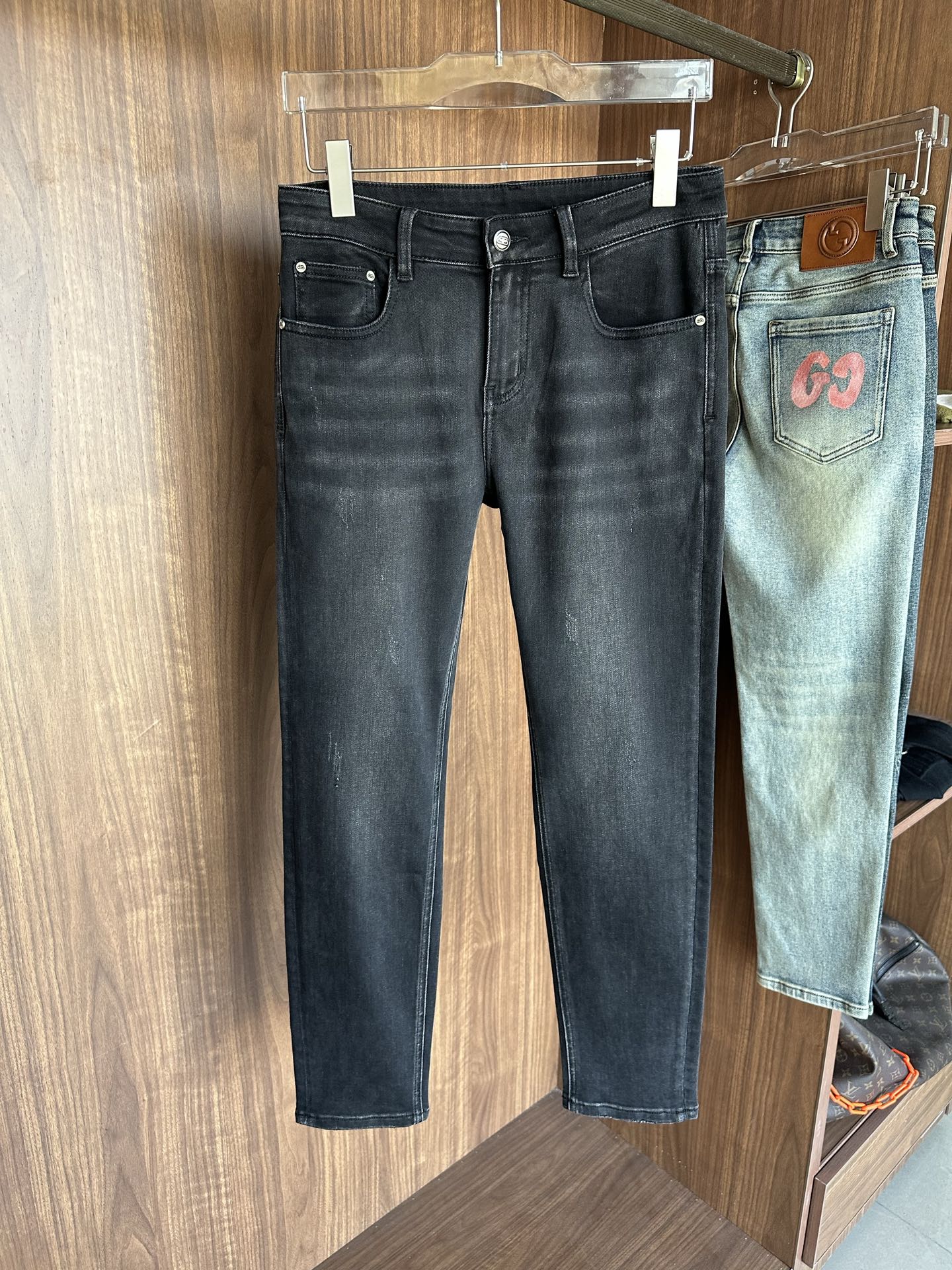 专柜🆕2025秋冬设计推荐 热卖牛仔裤🆕柔软亲肤面料 奢华头层牛皮腰牌 经典蓝洗水 专柜限量款 奢华感订