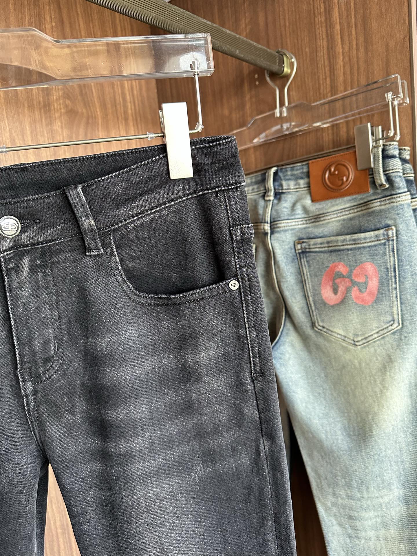 专柜🆕2025秋冬设计推荐 热卖牛仔裤🆕柔软亲肤面料 奢华头层牛皮腰牌 经典蓝洗水 专柜限量款 奢华感订