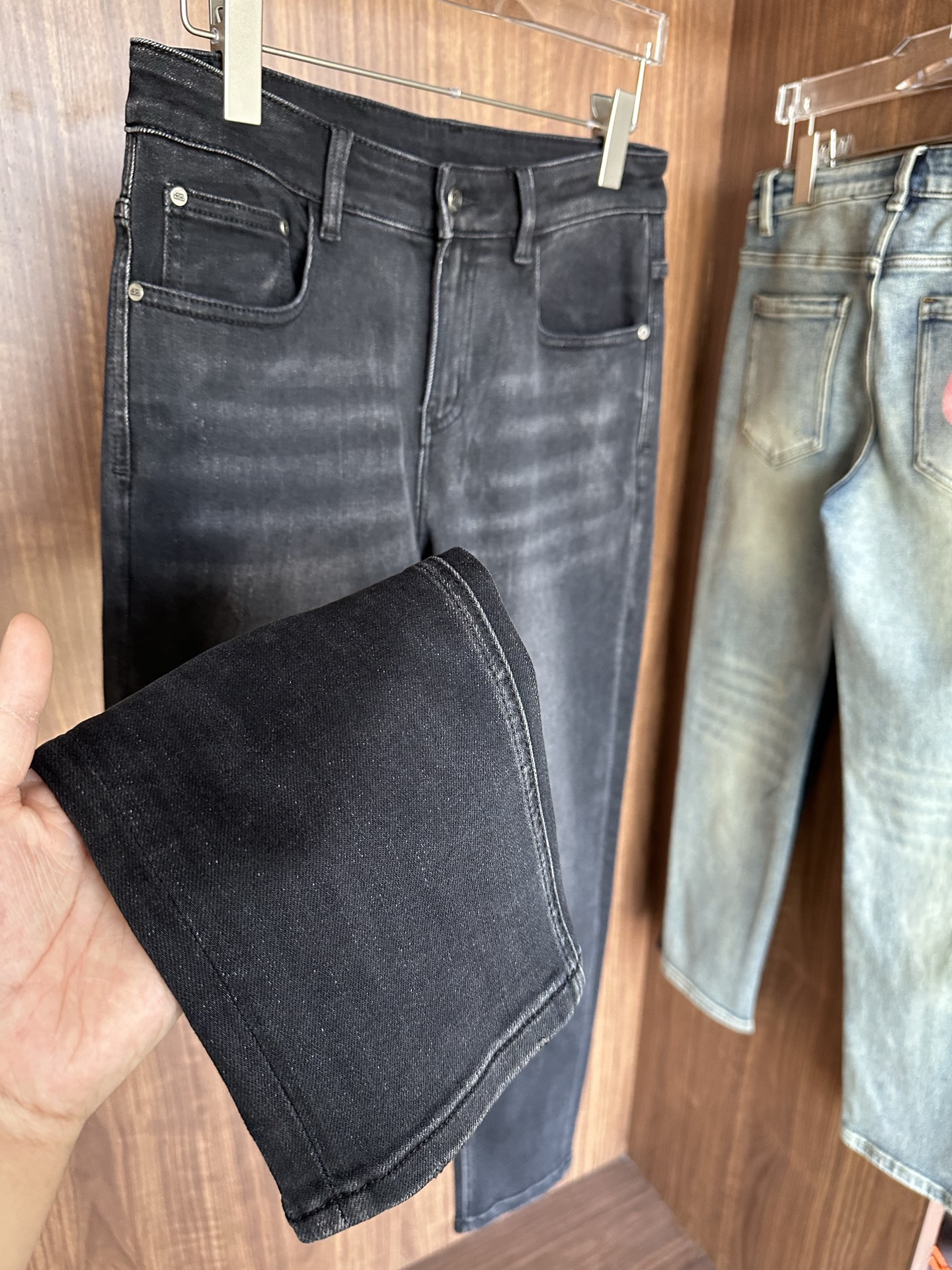 专柜🆕2025秋冬设计推荐 热卖牛仔裤🆕柔软亲肤面料 奢华头层牛皮腰牌 经典蓝洗水 专柜限量款 奢华感订