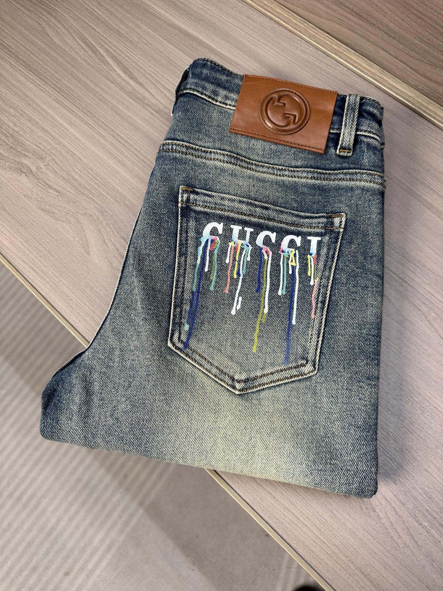 NO:846409,2025 Autumn and Winter Design Recommendations at the Counter Best Selling Jeans with Soft Skin Friendly Fabric Luxurious First Layer Cowhide Waist Tag Classic Blue Wash Limited Edition at the Counter Luxurious Customized Fabrics Craftsmanship + Washing Foreign Trade Quality and Detailed Processing Fully Perfect This Color is Absolutely Loved at the Counter Autumn and Winter Hot Selling Pre-sale Sold Out Popular Single Color Versatile Flavor Stretch Slim Small Straight Pants Type Size.29-38 No 35; 37 Size  FFF001,,jeans,cowhide,19860909专柜2025秋冬设计推荐 热卖牛仔裤柔软亲肤面料 奢华头层牛皮腰牌 经典蓝洗水 专柜限量款 奢华感订制面料 工艺+洗水外贸品质感细节处理满满到位 这颜色绝对爱了爱了专柜秋冬热卖预售即售完款爆单款色系百搭大牛味 弹力修身小直筒裤型 尺码.29-38 无35；37码 FFF001,,jeans,cowhide,,Men's clothing