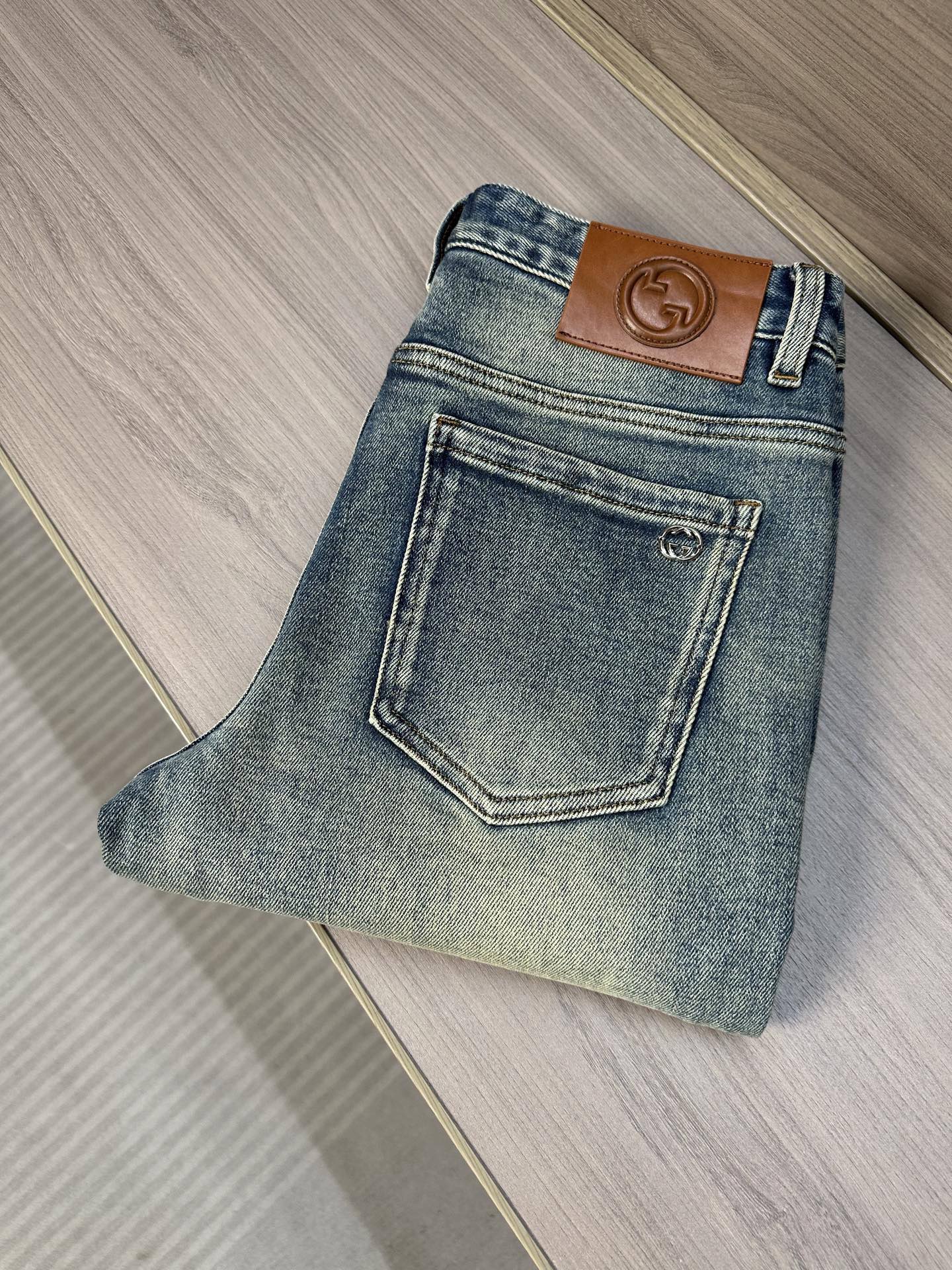 NO:846412,2025 Autumn and Winter Design Recommendations at the Counter Best Selling Jeans with Soft Skin Friendly Fabric Luxurious First Layer Cowhide Waist Tag Classic Blue Wash Limited Edition at the Counter Luxurious Customized Fabrics Craftsmanship + Washing Foreign Trade Quality and Detailed Processing Fully Perfect This Color is Absolutely Loved at the Counter Autumn and Winter Hot Selling Pre-sale Sold Out Popular Single Color Versatile Flavor Stretch Slim Small Straight Pants Type Size.29-38 No 35; 37 Size  FFF001,,jeans,cowhide,19860909专柜2025秋冬设计推荐 热卖牛仔裤柔软亲肤面料 奢华头层牛皮腰牌 经典蓝洗水 专柜限量款 奢华感订制面料 工艺+洗水外贸品质感细节处理满满到位 这颜色绝对爱了爱了专柜秋冬热卖预售即售完款爆单款色系百搭大牛味 弹力修身小直筒裤型 尺码.29-38 无35；37码 FFF001,,jeans,cowhide,,Men's clothing
