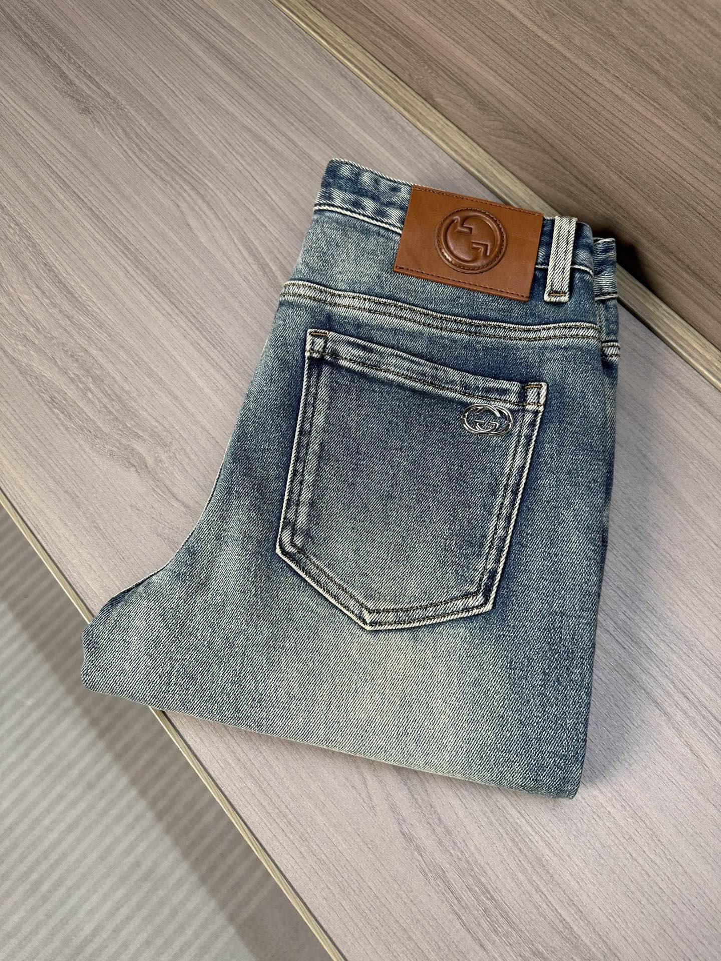 NO:846415,2025 Autumn and Winter Design Recommendations at the Counter Best Selling Jeans with Soft Skin Friendly Fabric Luxurious First Layer Cowhide Waist Tag Classic Blue Wash Limited Edition at the Counter Luxurious Customized Fabrics Craftsmanship + Washing Foreign Trade Quality and Detailed Processing Fully Perfect This Color is Absolutely Loved at the Counter Autumn and Winter Hot Selling Pre-sale Sold Out Popular Single Color Versatile Flavor Stretch Slim Small Straight Pants Type Size.29-38 No 35; 37 Size  FFF001,,jeans,cowhide,19860909专柜2025秋冬设计推荐 热卖牛仔裤柔软亲肤面料 奢华头层牛皮腰牌 经典蓝洗水 专柜限量款 奢华感订制面料 工艺+洗水外贸品质感细节处理满满到位 这颜色绝对爱了爱了专柜秋冬热卖预售即售完款爆单款色系百搭大牛味 弹力修身小直筒裤型 尺码.29-38 无35；37码 FFF001,,jeans,cowhide,,Men's clothing