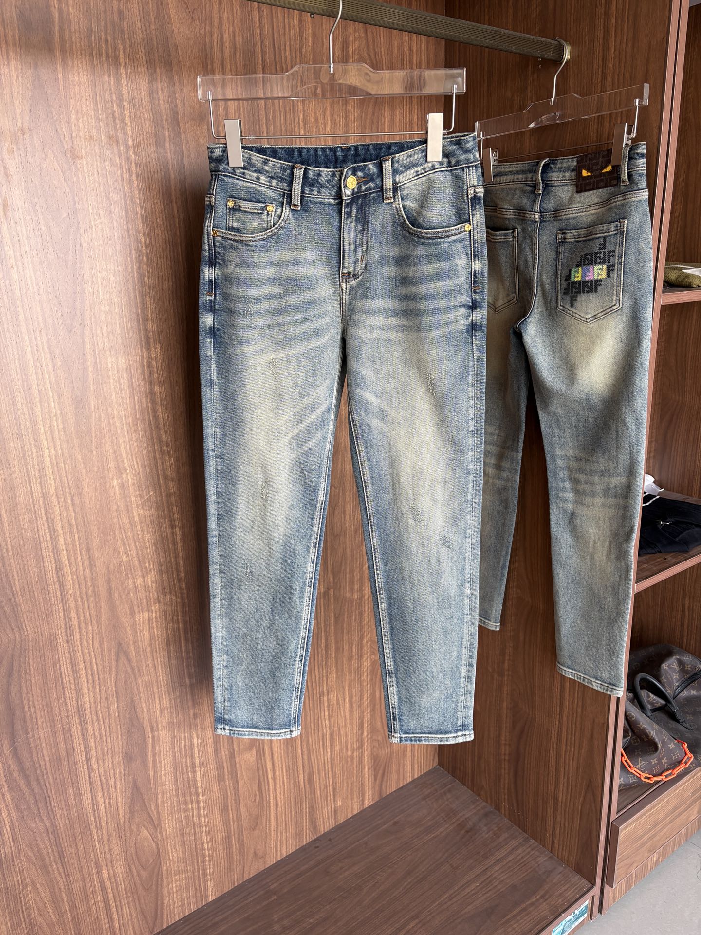 专柜🆕秋冬设计推荐 热卖牛仔裤🆕柔软亲肤面料 奢华头层牛皮腰牌 经典蓝洗水 专柜限量款 奢华感订制面料 