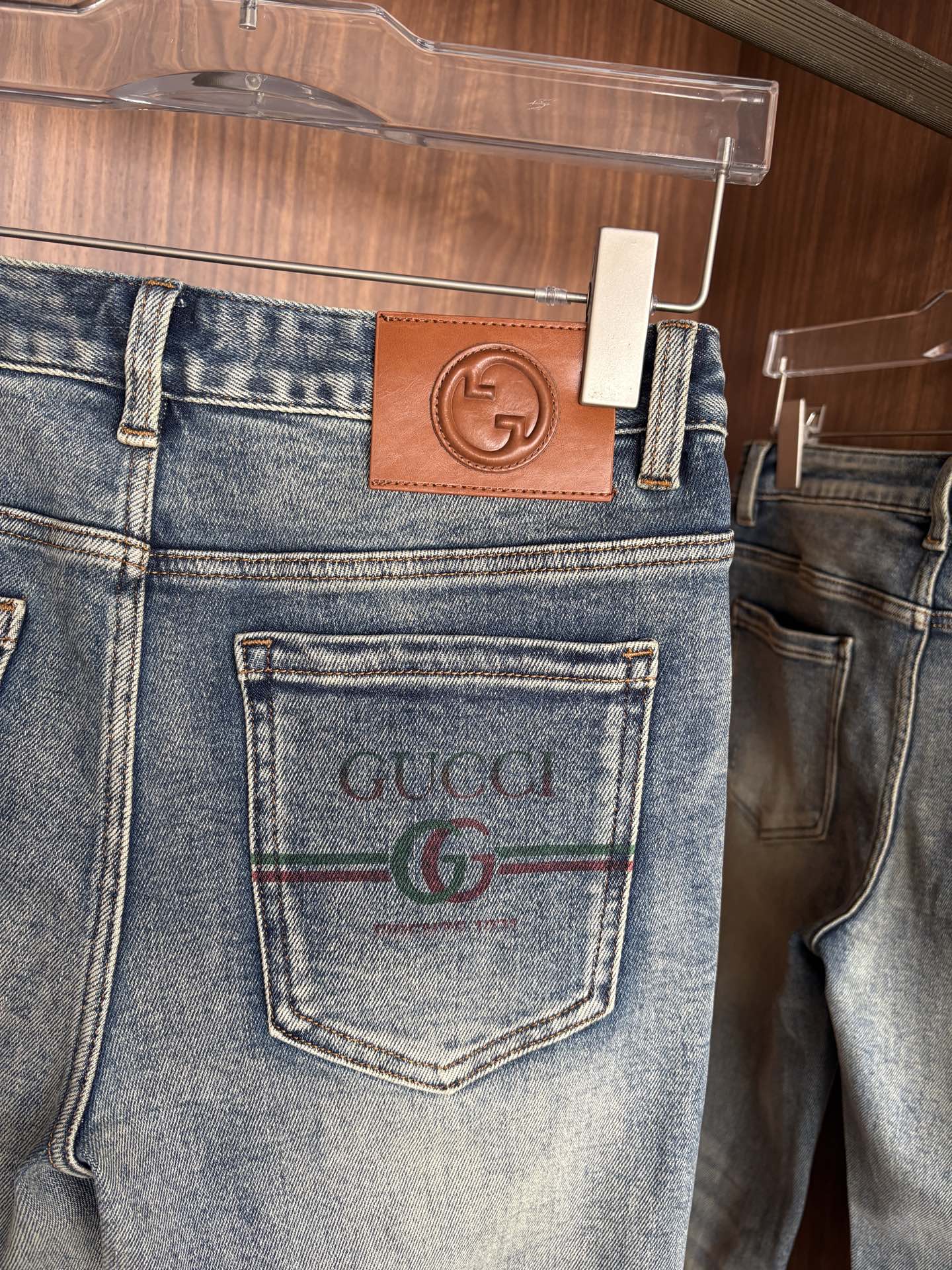 专柜🆕秋冬设计推荐 热卖牛仔裤🆕柔软亲肤面料 奢华头层牛皮腰牌 经典蓝洗水 专柜限量款 奢华感订制面料 