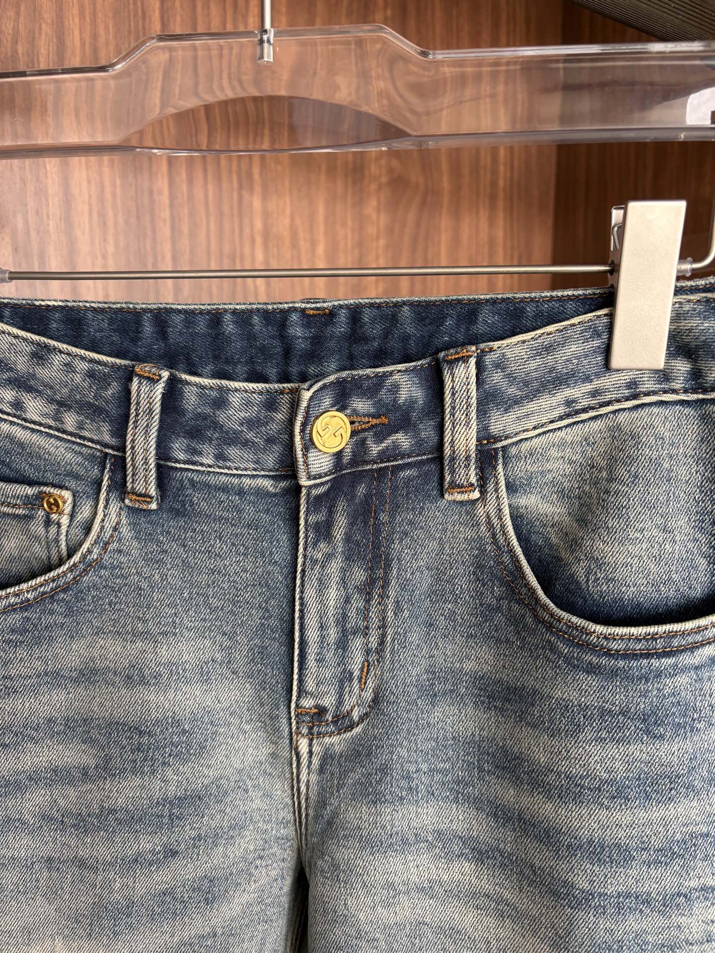 专柜🆕秋冬设计推荐 热卖牛仔裤🆕柔软亲肤面料 奢华头层牛皮腰牌 经典蓝洗水 专柜限量款 奢华感订制面料 