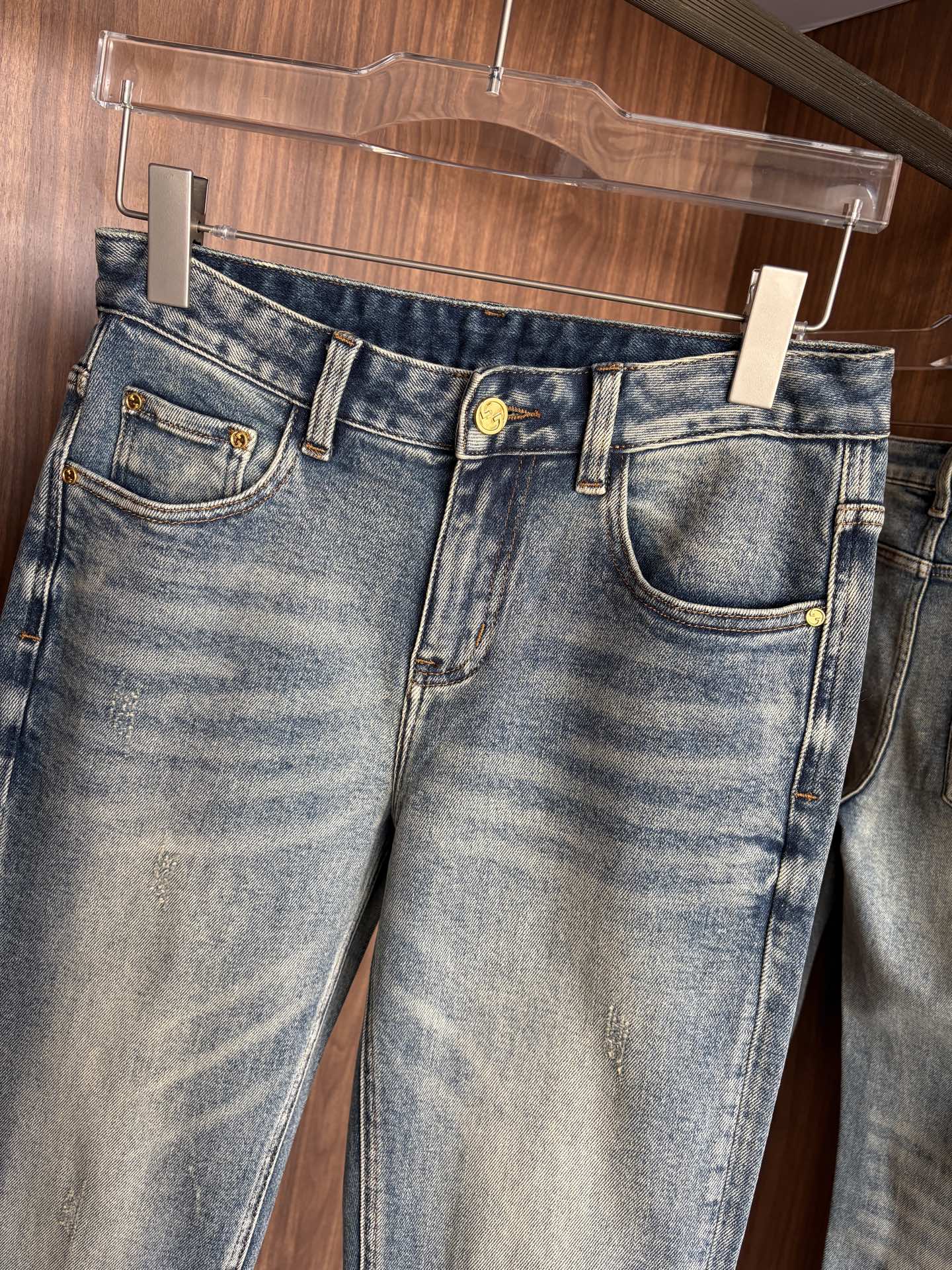 专柜🆕秋冬设计推荐 热卖牛仔裤🆕柔软亲肤面料 奢华头层牛皮腰牌 经典蓝洗水 专柜限量款 奢华感订制面料 