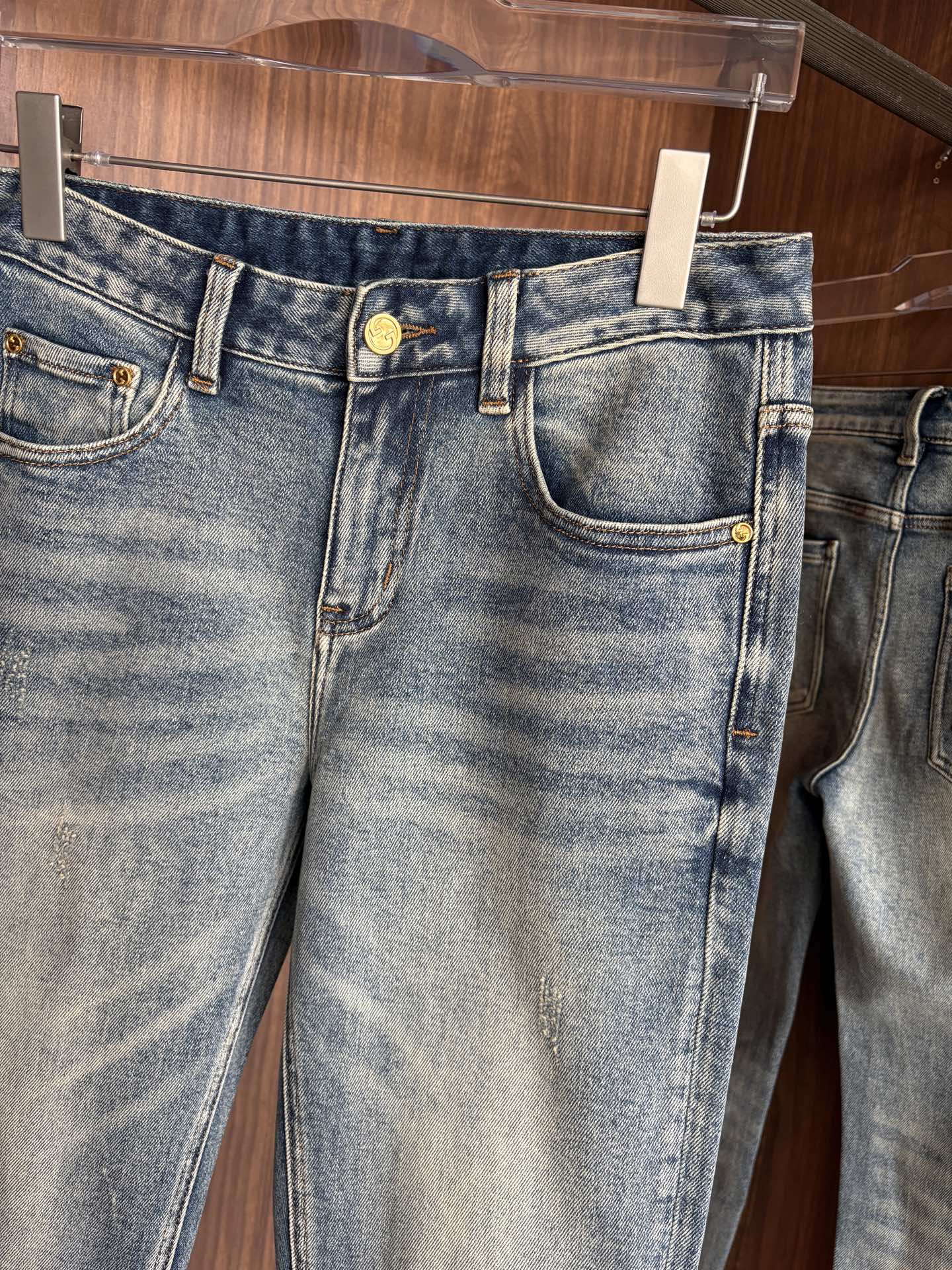 专柜🆕秋冬设计推荐 热卖牛仔裤🆕柔软亲肤面料 奢华头层牛皮腰牌 经典蓝洗水 专柜限量款 奢华感订制面料 