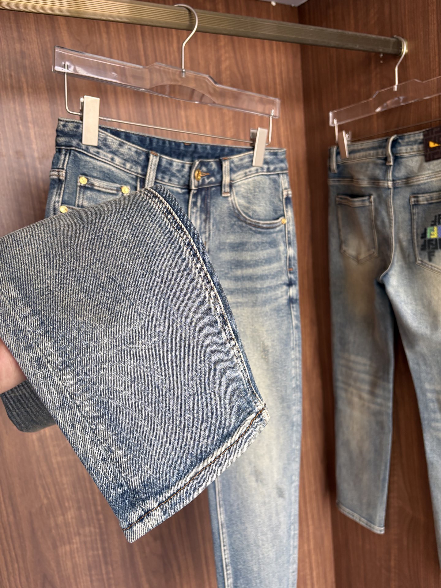 专柜🆕秋冬设计推荐 热卖牛仔裤🆕柔软亲肤面料 奢华头层牛皮腰牌 经典蓝洗水 专柜限量款 奢华感订制面料 